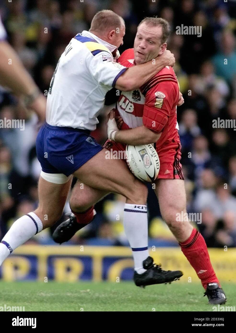 Wigan's Terry O'Connor (R) loses the ball under pressure from Warrington's Mark Hilton during their Tetley Bitter Super League game at Wilderspool, Warrington. Stock Photo