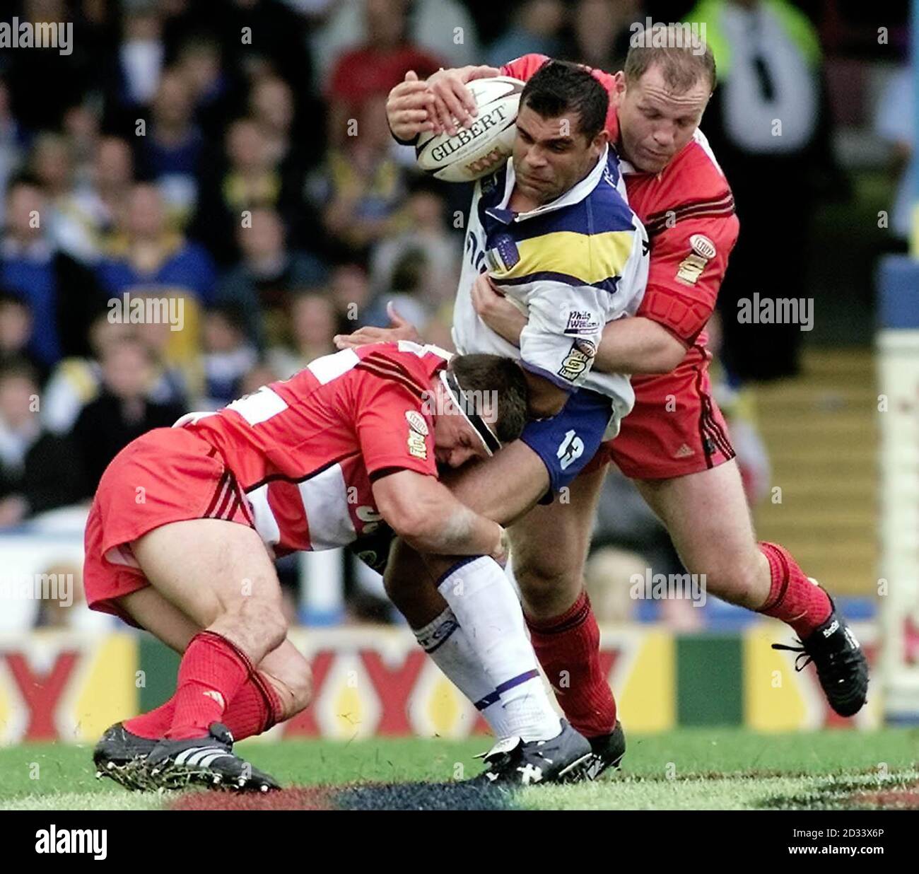 Warrington's Sid Domic is tackled by Wigan's David Furner (L) and Terry O'Connor during their Tetley Bitter Super League game at Wilderspool, Warrington. Stock Photo