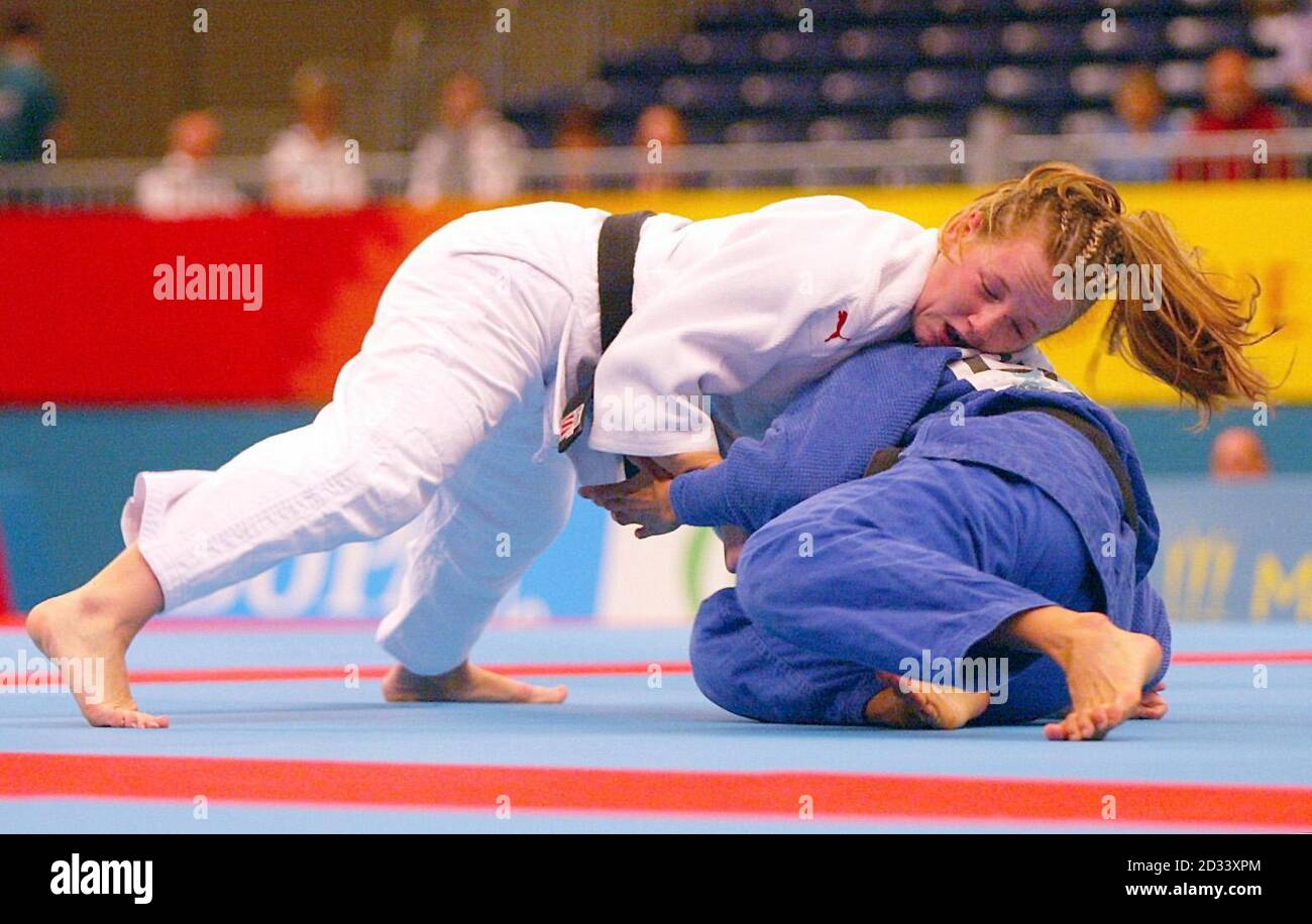 Englands Clare Lynch in action against Canandian Carolyne Lepage, in Commonwealth Games Womens 48kg Judo Final, at the G-Mex Centre in Manchester Stock Photo 
