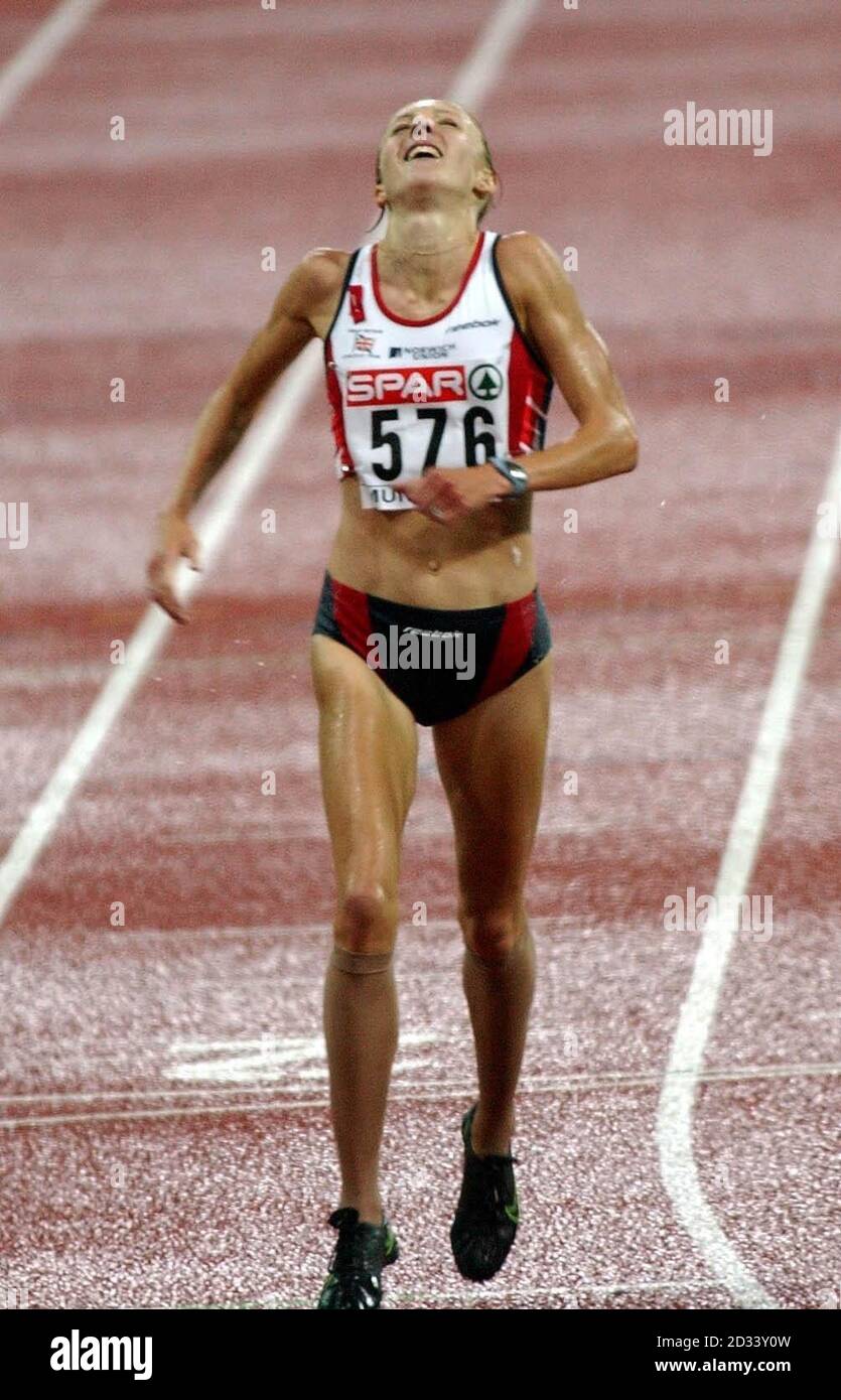 Britain's Paula Radcliffe crosses the line to win the women's 10000m event at the European Athletics Championships in Munich achieving a new European record. Stock Photo