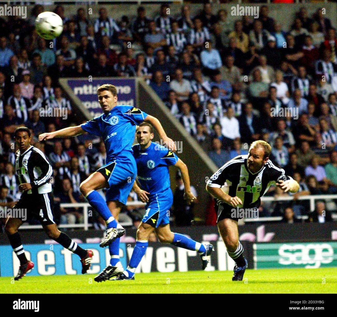 Newcastle United's Alan Shearer heads just over the goal during the UEFA  Champions League, second leg, third round match against NK Zeljeznicar, at  St James' Park, Newcastle Stock Photo - Alamy