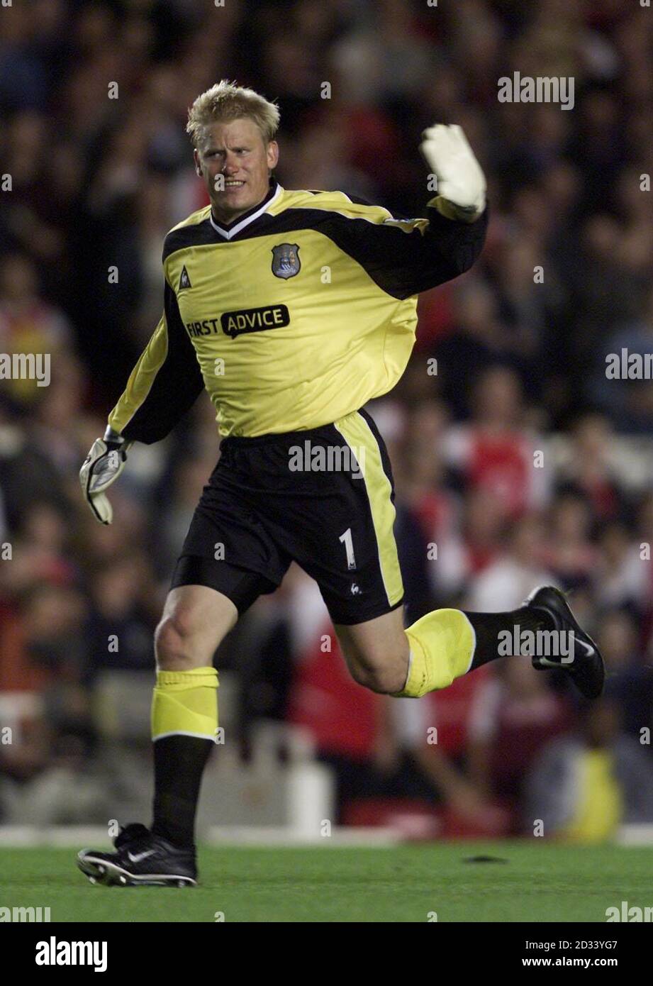 Having failed to make an impact on a last minute Man City's corner goalkeeper  Peter Schimeichel runs back to face an Arsenal attack, during tonight's Barclaycard Premiership match at Highbury London. THIS PICTURE CAN ONLY BE USED WITHIN THE CONTEXT OF AN EDITORIAL FEATURE. NO WEBSITE/INTERNET USE UNLESS SITE IS REGISTERED WITH FOOTBALL ASSOCIATION PREMIER LEAGUE. Stock Photo