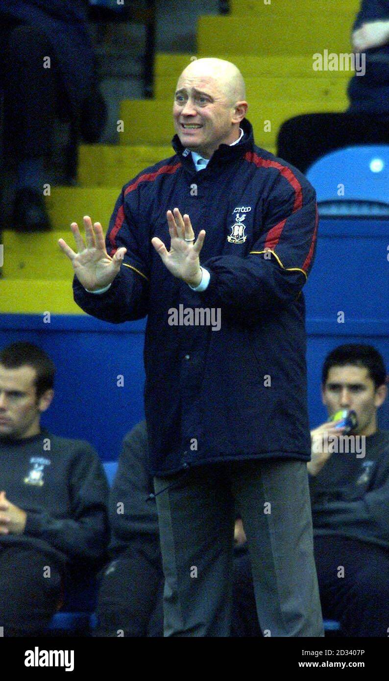 Bradford City manager Nicky Law during their Division One match against Sheffield Wednesday at Hillsborough, Sheffield. THIS PICTURE CAN ONLY BE USED WITHIN THE CONTEXT OF AN EDITORIAL FEATURE. NO UNOFFICIAL CLUB WEBSITE USE. Stock Photo