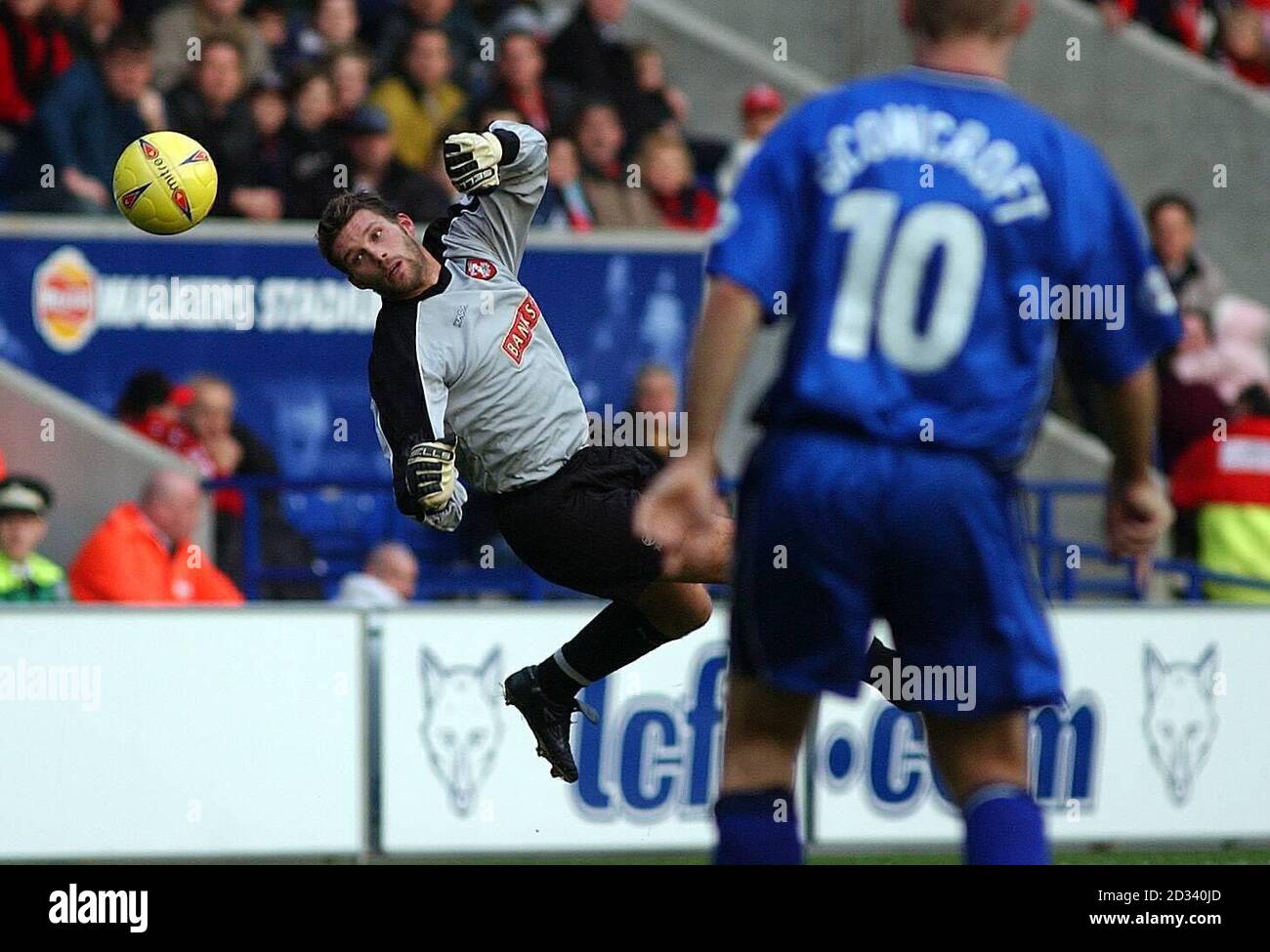 Walsall's goakeeper Ian Walker saves a shot against Leicester City, during their Nationwide Division One match at Leicester's Walker's Stadium. THIS PICTURE CAN ONLY BE USED WITHIN THE CONTEXT OF AN EDITORIAL FEATURE. NO UNOFFICIAL CLUB WEBSITE USE. Stock Photo