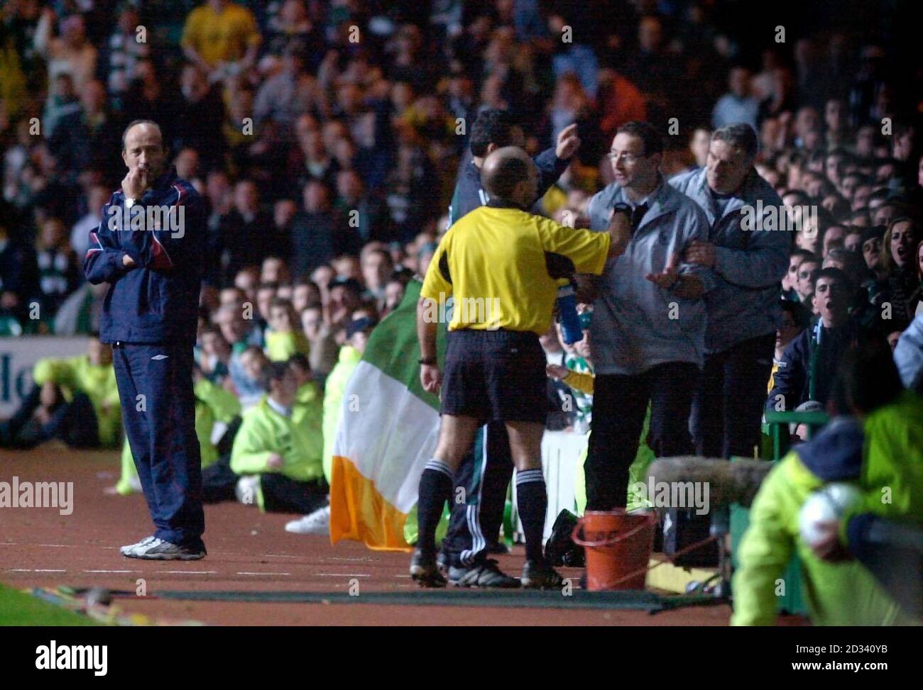 Celtic manager Martin O'Neill is ordered into the stands by referee Claude Columbo, as Celta Vigo manager Lotina (left) looks on during tonight's Celtic v Celta Vigo UEFA Cup 3rd round 1st leg match at Glasgow's Celtic Park stadium. Stock Photo