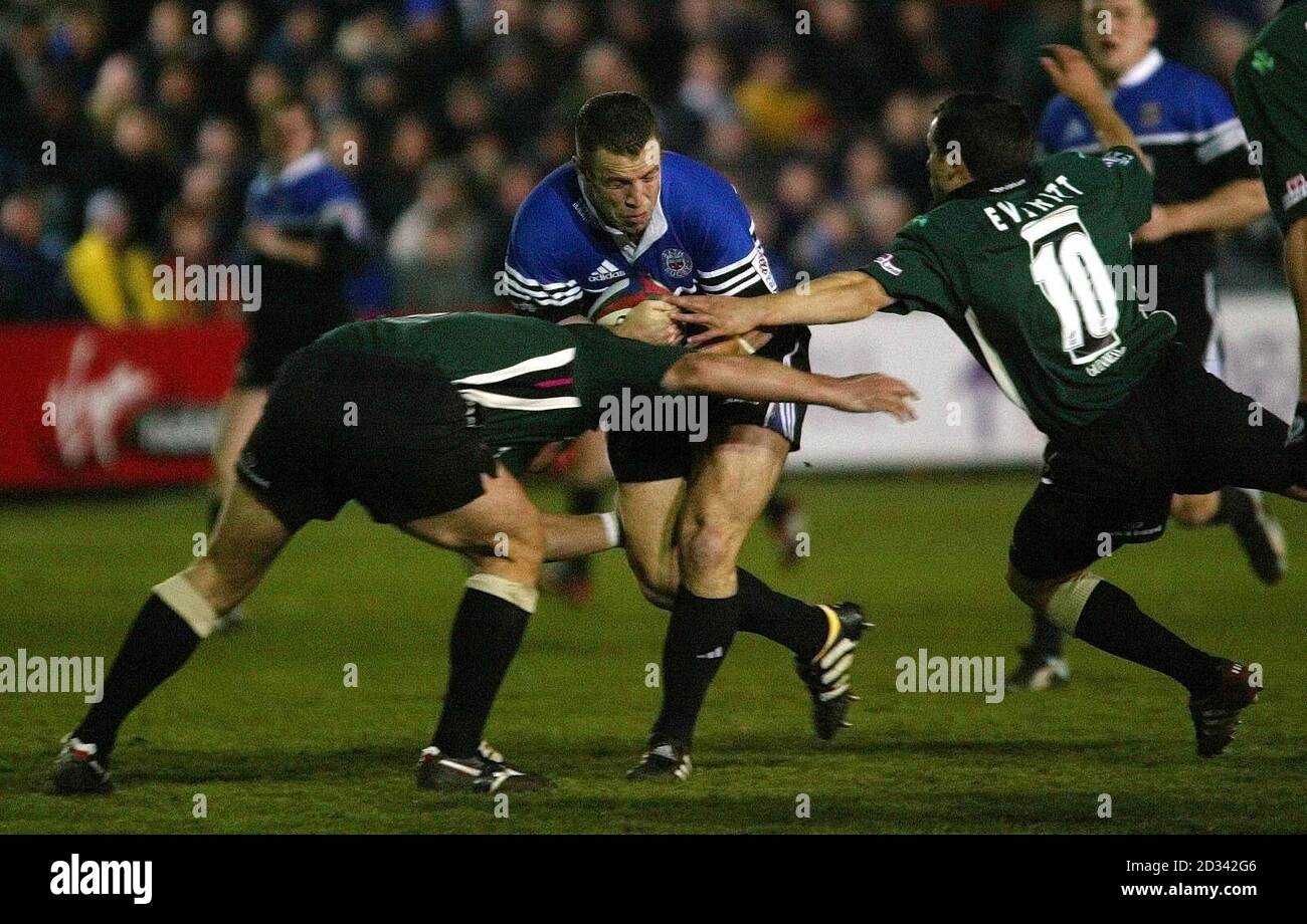 Kevin Maggs of Bath surges into the tackles of Ryan Strudwick (left ...