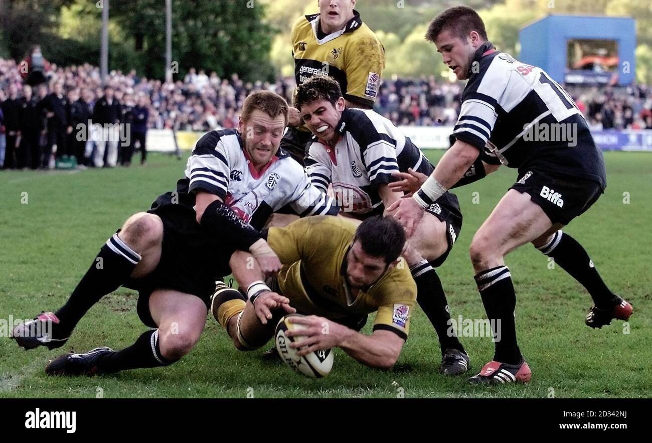 Wasps's Simon Shaw scores past the Pontypridd defence during their Parker Pen Challenge Cup game at Sardis Road, Pontypridd. Stock Photo