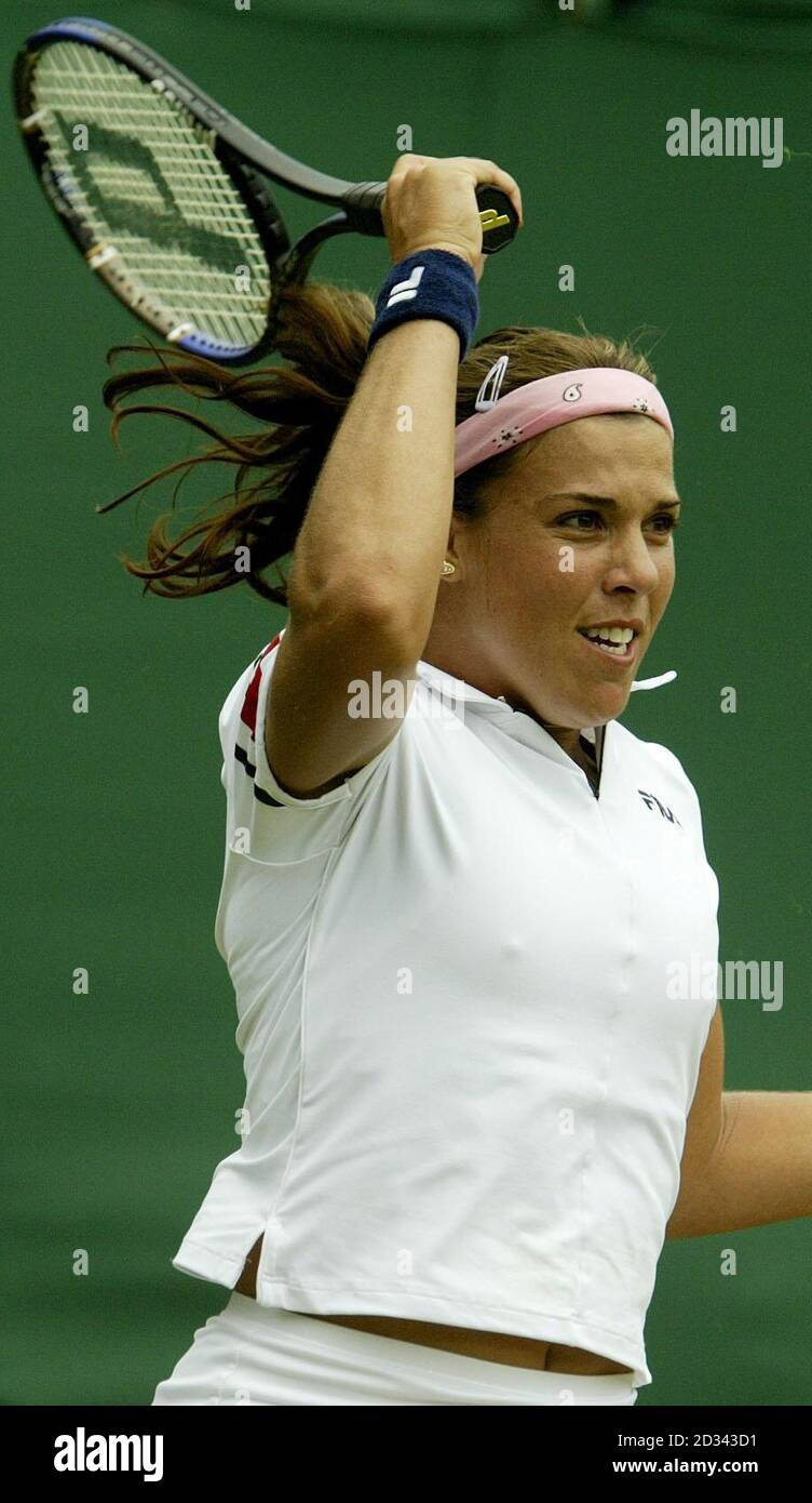 EDITORIAL USE ONLY, NO MOBILE PHONE USE. Jennifer Capriati from the USA in action against Anastasia Myskina of Russia who she beat 6:2/6:3 in the fourth round of the All England Lawn Tennis Championships at Wimbledon. Stock Photo