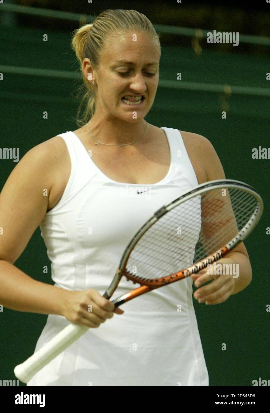 Mary Pierce from France crashes out of Wimbledon, losing in straight sets to Justine Henin-Hardenne from Belgium 6:3/6:3 in the fourth round of the All England Lawn Tennis Championships at Wimbledon. Stock Photo