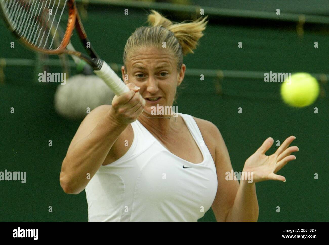 EDITORIAL USE ONLY, NO MOBILE PHONE USE : Mary Pierce from France crashes out of Wimbledon, losing in straight sets to Justine Henin-Hardenne from Belgium 6:3/6:3 in the fourth round of the All England Lawn Tennis Championships at Wimbledon. Stock Photo