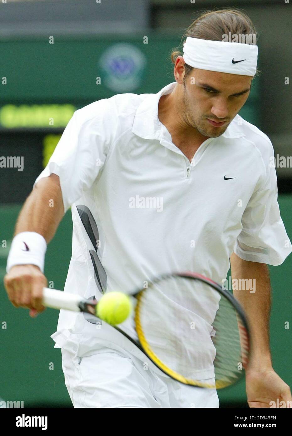 EDITORIAL USE ONLY, NO MOBILE PHONE USE. Roger Federer from Switzerland in action against Andy Roddick from the USA in the men's semi-final at the All England Lawn Tennis Championships in Wimbledon. Stock Photo