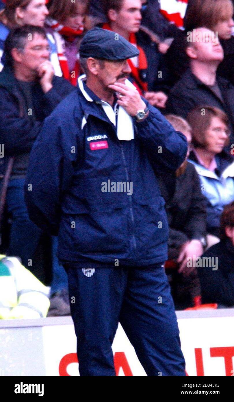 West Bromwich Albion's caretaker manager Frank Burrows looks on, during the Barclays Premiership match against Southampton at St Mary's Stadium, Southampton, Saturday, November 6, 2004. Stock Photo
