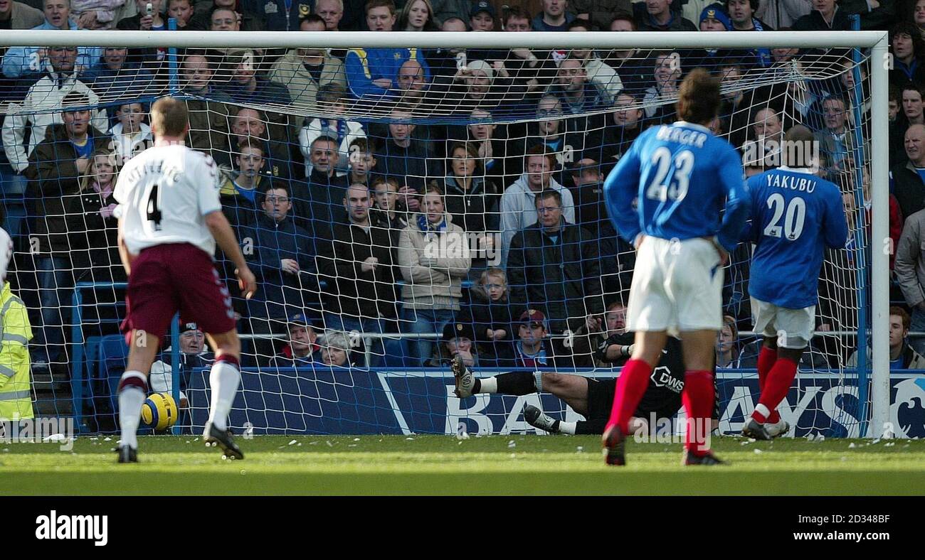 Portsmouth's Ayegbeni Yakubu (R) cooly sends Aston Villa goalkeeper Thomas Sorensen the wrong way to score a first half penalty Stock Photo