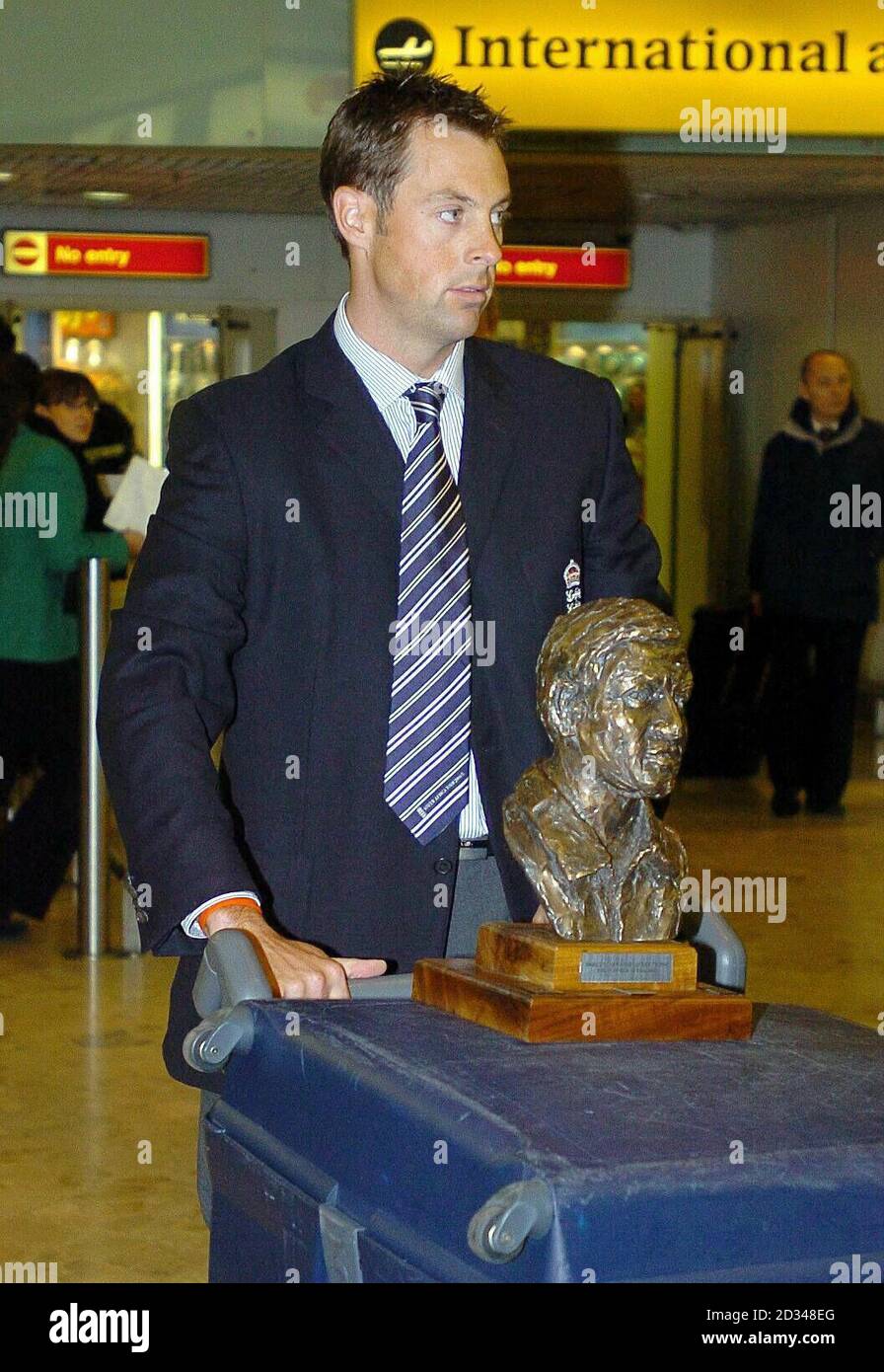 England batsman Marcus Trescothick arriving back with the Basil D'Oliveira trophy after the winter cricket tour of South Africa and Zimbabwe. Stock Photo