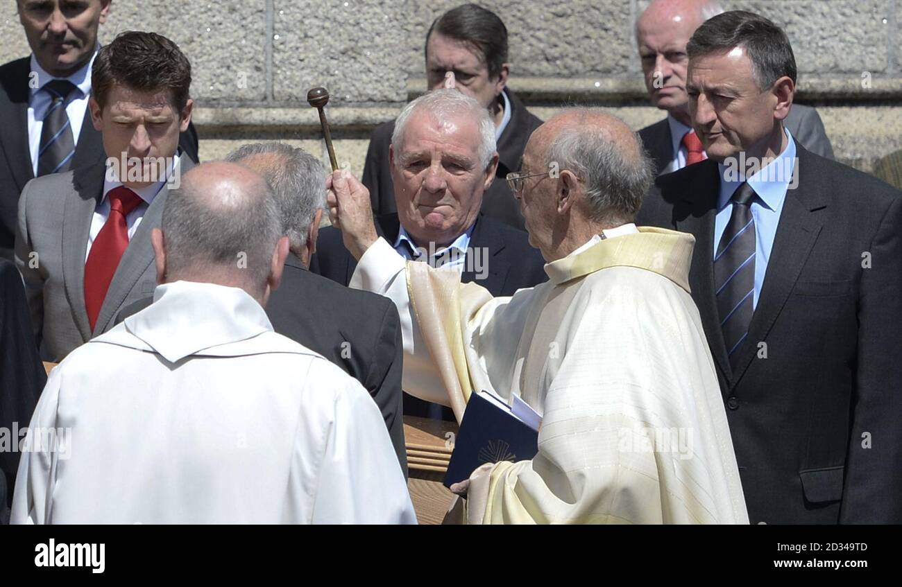Former professional footballer and current television pundit Eamon Dunphy (centre) reacts as he carries the coffin of the late sports broadcaster Bill O'Herlihy, during his Funeral Mass at the Church of Our Lady of Perpetual Succour, Foxrock, Dublin. Stock Photo