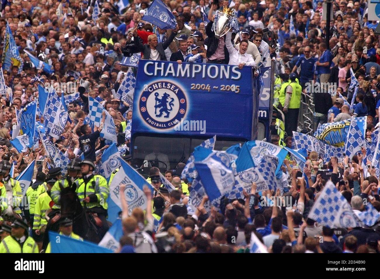 Chelsea football players acknowledge the crowd Stock Photo - Alamy
