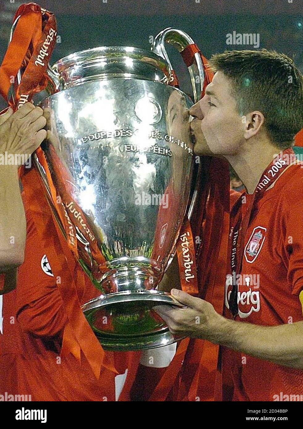 Liverpool captain Steven Gerrard kisses the UEFA Champions League trophy  Stock Photo - Alamy