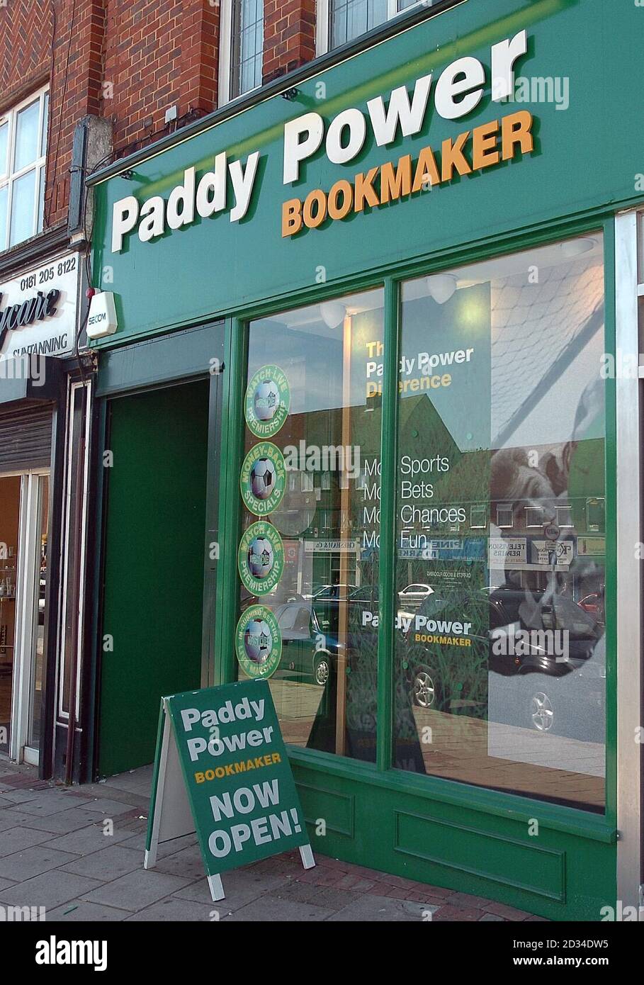 Paddy power shop front hi-res stock photography and images - Alamy