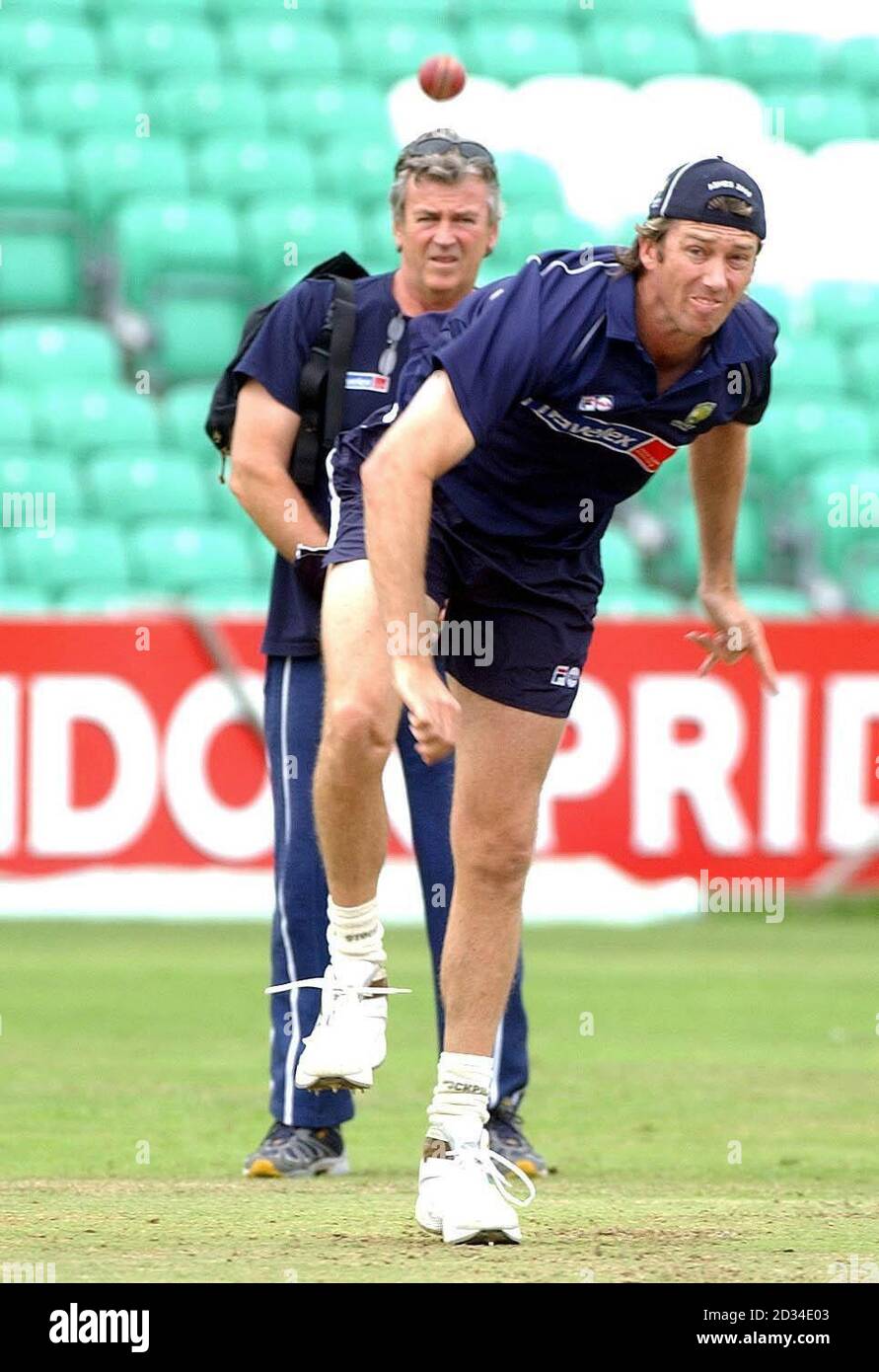 Australia's Glenn McGrath sends down a ball under the watchful gaze of team physio Eroll Alcott during a practice session at The Brit Oval, Kennington, London, Wednesday September 7, 2005. Glenn McGrath has been passed fit to face England in the fifth npower Test match at the Oval starting tomorrow. See PA story CRICKET Australia. PRESS ASSOCIATION Photo. Photo credit should read: Chris Young/PA. Stock Photo