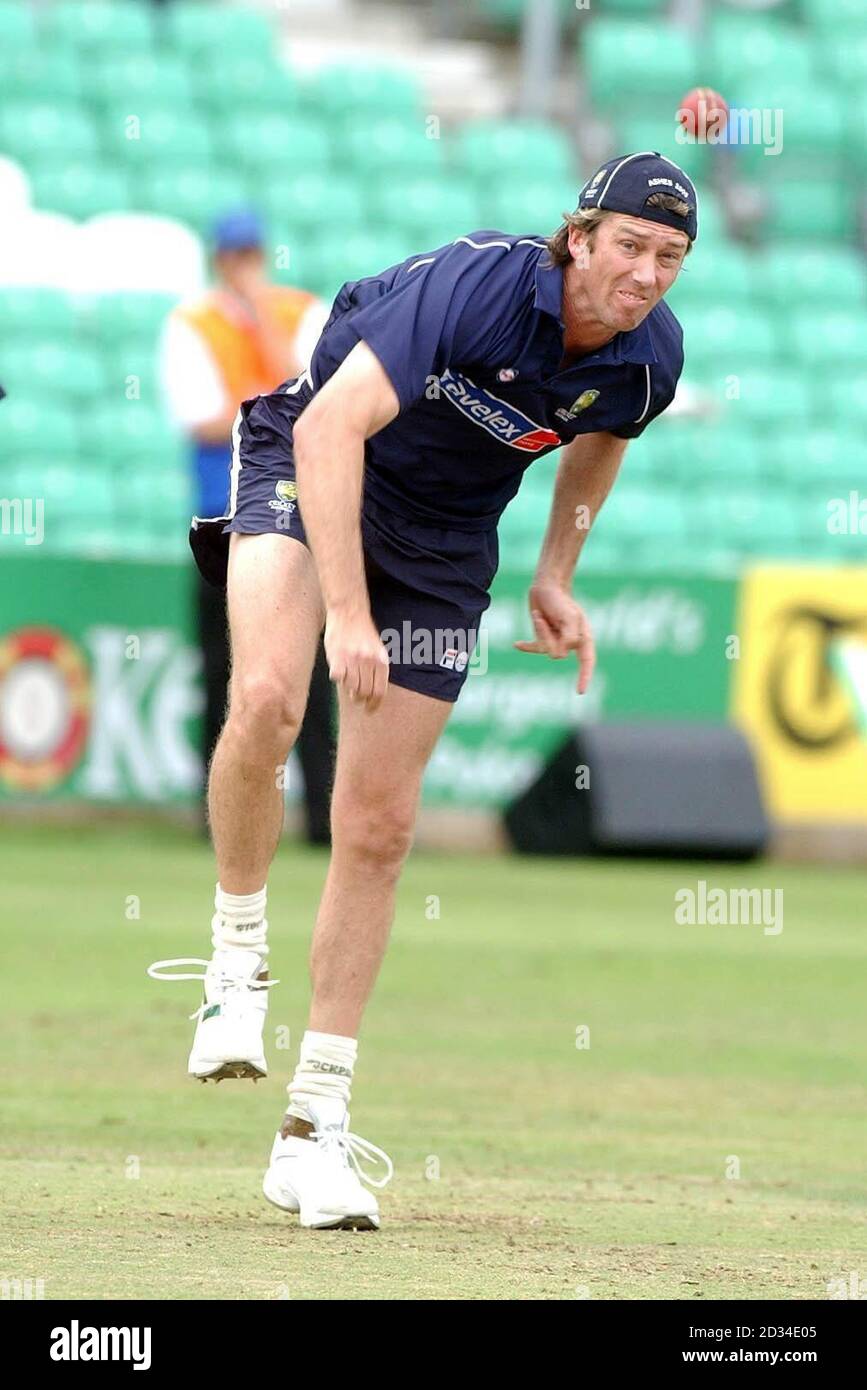 Australia's Glenn McGrath sends down a ball under the watchful gaze of team physio Eroll Alcott during a practice session at The Brit Oval, Kennington, London, Wednesday September 7, 2005. Glenn McGrath has been passed fit to face England in the fifth npower Test match at the Oval starting tomorrow. See PA story CRICKET Australia. PRESS ASSOCIATION Photo. Photo credit should read: Chris Young/PA. Stock Photo