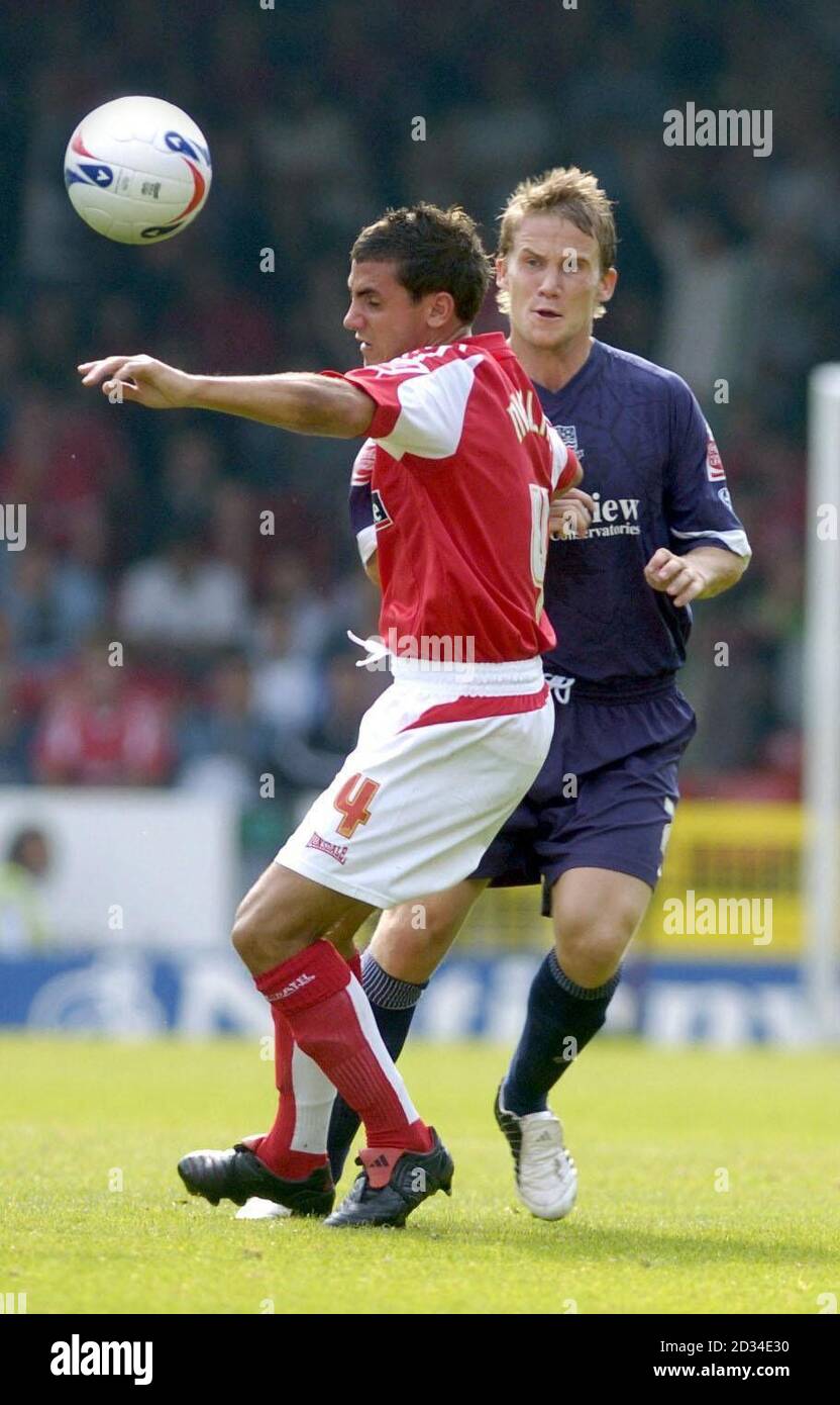 Swindon's Nicky Nicolau beats Southend's Mark Gowar (R) to the ball during the Coca-Cola League One match at the County Ground, Swindon, Saturday September 10, 2005. PRESS ASSOCIATION Photo. Photo credit should read: PA THIS PICTURE CAN ONLY BE USED WITHIN THE CONTEXT OF AN EDITORIAL FEATURE. NO UNOFFICIAL CLUB WEBSITE USE. Stock Photo