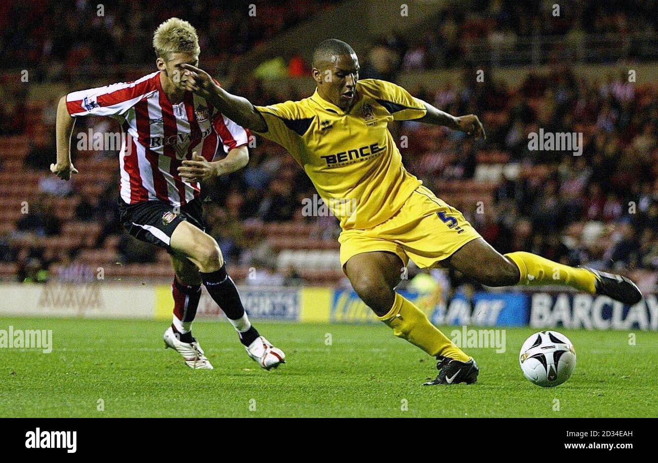 Sunderland's Jon Stead (L) battles with Cheltenham Town's Gavin Caines during the Carling Cup second round match at the Stadium of Light, Sunderland, Tuesday September 20, 2005. PRESS ASSOCIATION Photo. Photo credit should read: Owen Humphreys/PA. Stock Photo
