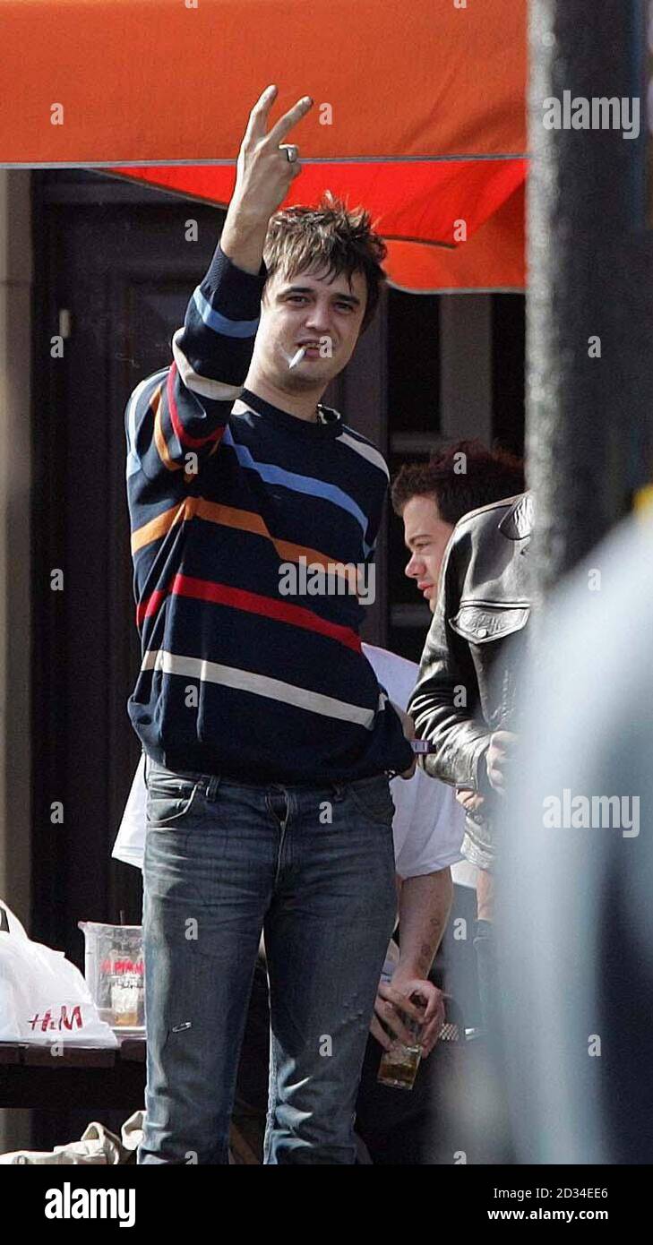 Babyshambles front man Pete Doherty outside Luckies bar in Newcastle, Tuesday 27 September 2005, before his gig at Northumbria University tonight. PRESS ASSOCIATION Photo. Photo credit should read: Owen Humphreys/PA Stock Photo