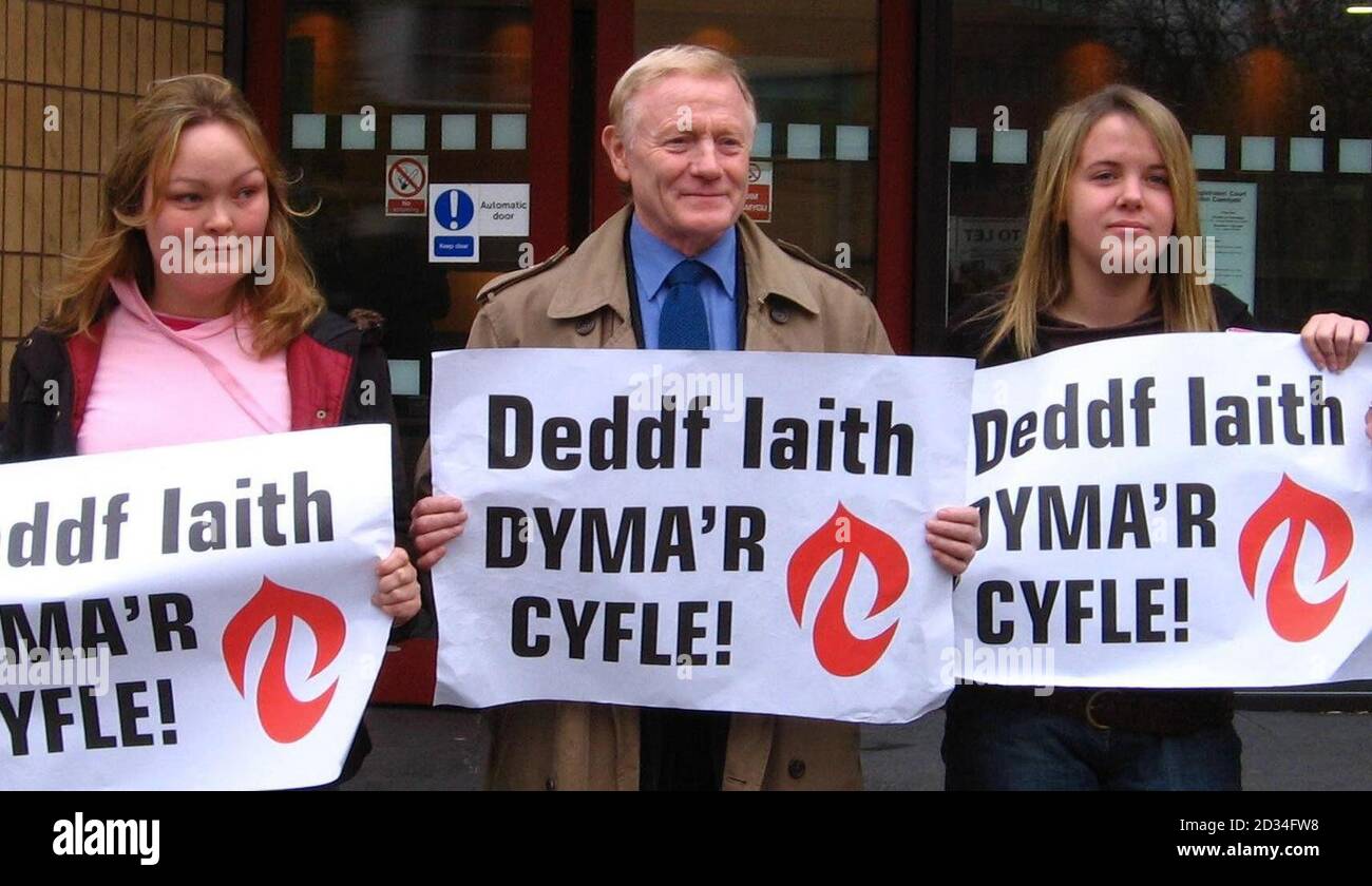 Owen John Thomas, Plaid Cymru's shadow culture minister in the Welsh Assembly, joins language protestors Lowri Larsen (left) and Gwenno Teifi outside Cardiff Magistrates Court, Wednesday 23 November 2005. In English, the posters say 'Language Act. This is the Opportunity'. Plaid Cymru is under pressure to sack its shadow culture minister for agreeing to appear in court on behalf of language protesters accused of vandalising Welsh Assembly Government buildings. Plaid AM Owen John Thomas was due to give evidence for four members of Cymdeithas yr Iaith Gymraeg - the Welsh Language Society. See PA Stock Photo