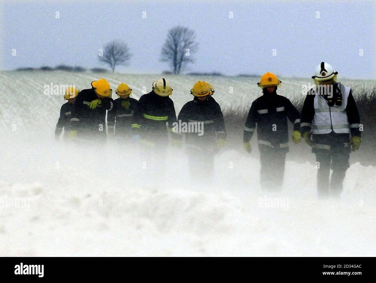 Fire crews make their way through blizzards to help rescue motorists trapped in snow drifts and blizzards near Market Weighton, Yorkshire, Friday December 30, 2005, as the UK braces itself for the last of the wintry conditions before the end of the current cold snap. An inch of snow was forecast in eastern regions, while winds of up to 35mph in areas of north east England and Scotland were expected to create blizzard conditions. See PA Story WEATHER Snow. PRESS ASSOCIATION Photo. Photo credit should read: John Gilesr/PA Stock Photo