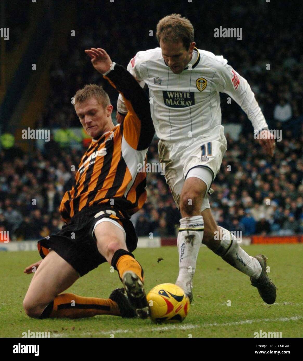 Leeds United's Eddie Lewis (R) tussles with Hull's Scott Wiseman during the Coca-Cola Championship match at Elland Road, Leeds, Saturday December 31, 2005. PRESS ASSOCIATION Photo. Photo credit should read: John Jones/PA. THIS PICTURE CAN ONLY BE USED WITHIN THE CONTEXT OF AN EDITORIAL FEATURE. NO UNOFFICIAL CLUB WEBSITE USE. Stock Photo