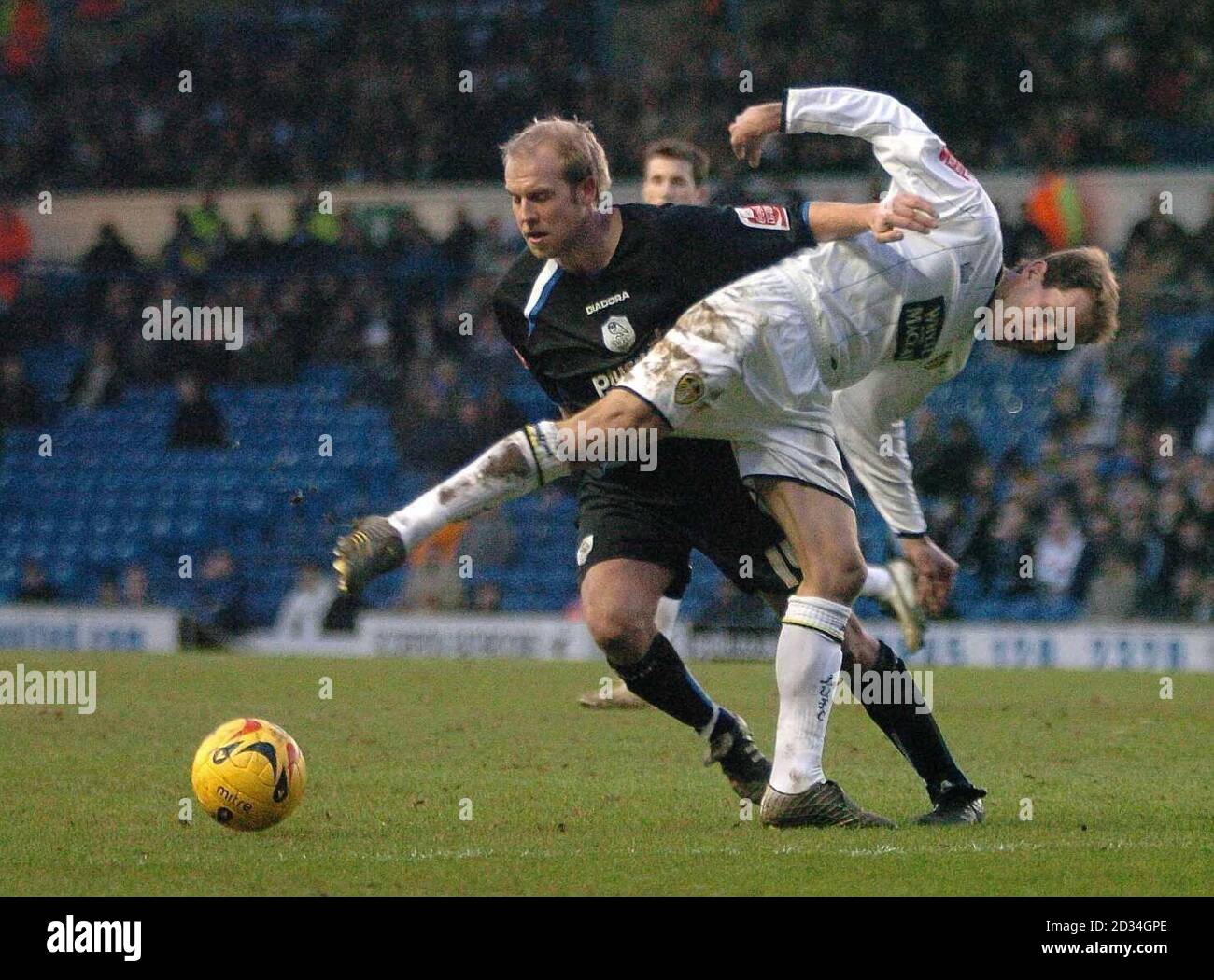 Leeds' Eddie Lewis (R) tussles with Sheffield Wednesday's John Hills during the Coca-Cola Championship match at Elland Road, Leeds, Saturday January 21, 2006. PRESS ASSOCIATION Photo. Photo credit should read: John Jones/PA THIS PICTURE CAN ONLY BE USED WITHIN THE CONTEXT OF AN EDITORIAL FEATURE. NO UNOFFICIAL CLUB WEBSITE USE. Stock Photo