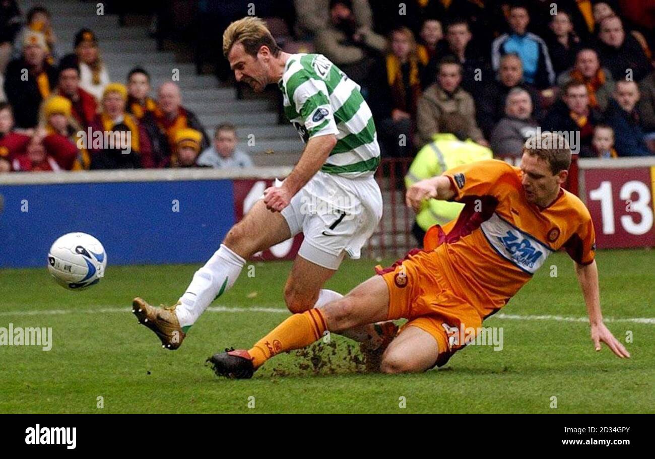 Celtic's Maciej Zurawski scores under the challenge from Motherwell's William Kinniburgh (right) during the Bank of Scotland Premier League match at Fir Park, Motherwell, Sunday January 22, 2006. PRESS ASSOCIATION Photo. Photo credit should read: Danny Lawson/PA. ***EDITORIAL USE OINLY*** Stock Photo