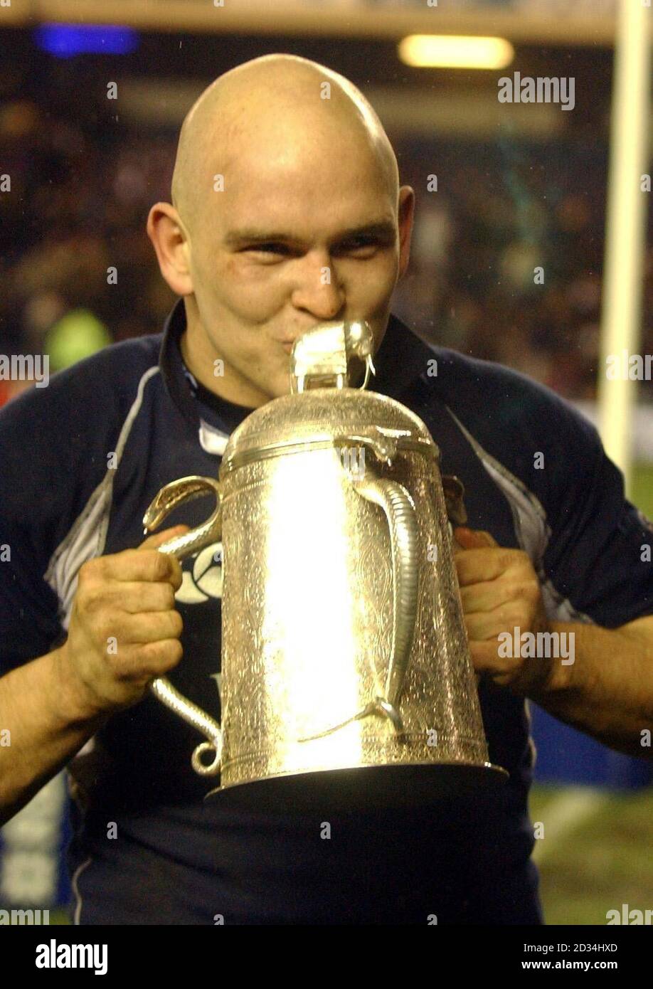 Scotland's Dougie Hall kisses the Calcutta Cup after defeating England in the RBS 6 Nations match at Murrayfield Stadium, Edinburgh, Saturday February 25, 2006. PRESS ASSOCIATION Photo. Photo credit should read: Danny Lawson/PA. Stock Photo