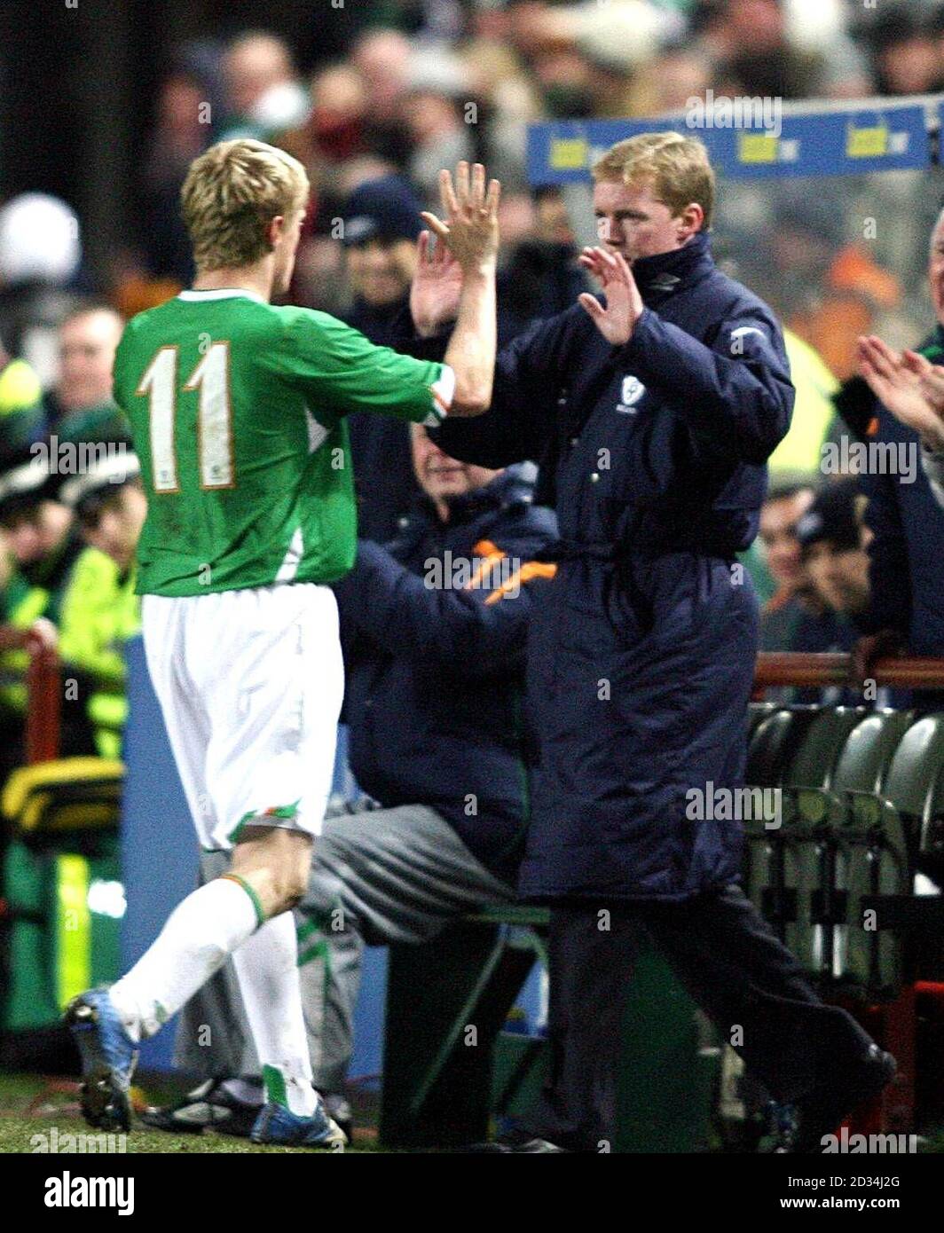 Republic of Ireland's Damien Duff (L) celebrates with manager Steve Staunton after scoring during the friendly International match against Sweden at Lansdowne Road, Dublin, Ireland, Wednesday March 1, 2006. PRESS ASSOCIATION Photo. Photo credit should read: Julien Behal/PA. THIS PICTURE CAN ONLY BE USED WITHIN THE CONTEXT OF AN EDITORIAL FEATURE. NO WEBSITE/INTERNET USE UNLESS SITE IS REGISTERED WITH FOOTBALL ASSOCIATION PREMIER LEAGUE. Stock Photo