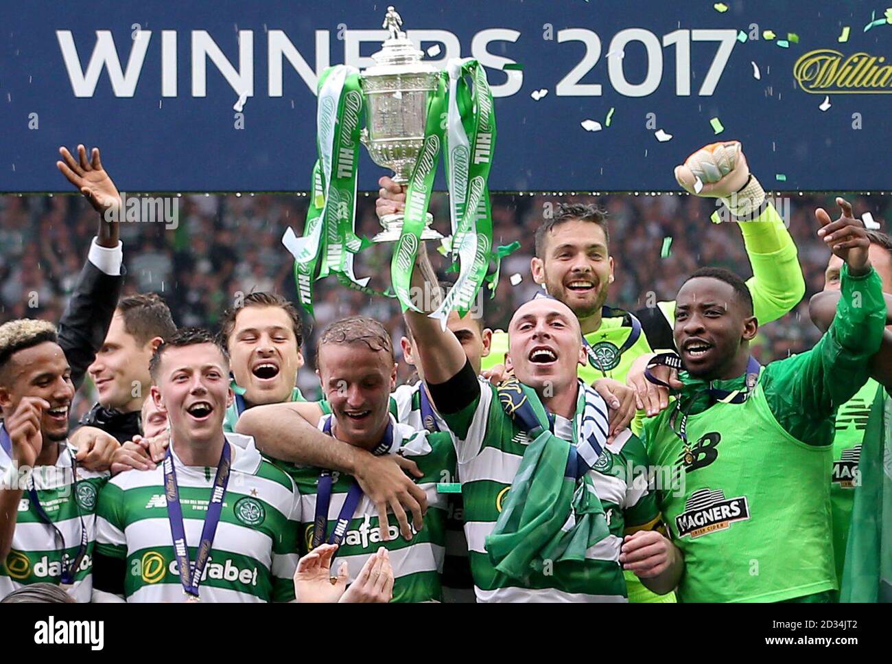 Celtic celebrate winning the William Hill Scottish Cup final at Hampden Park, Glasgow. Stock Photo