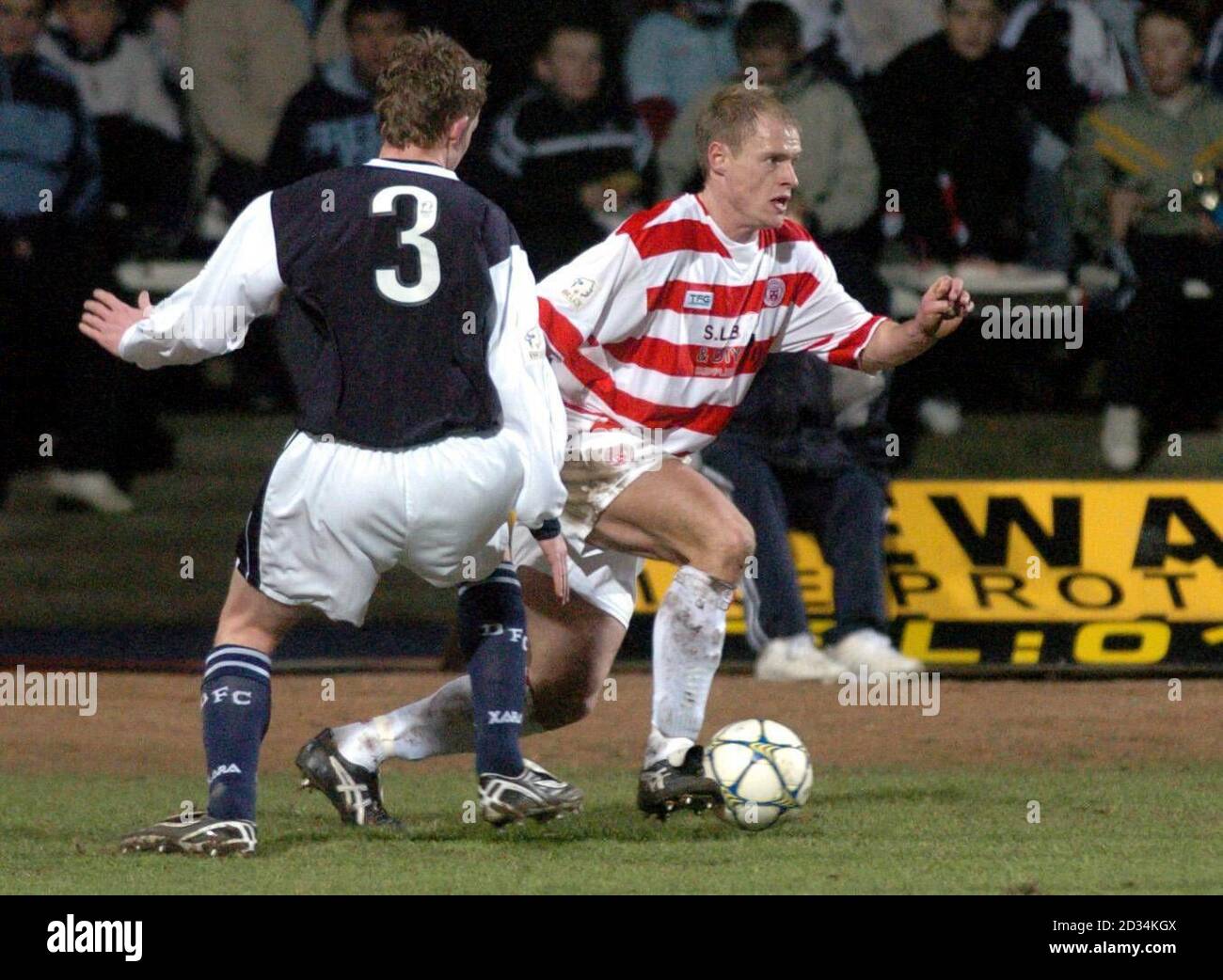 Hamilton's Brown Ferguson (R) goes past Dundee's Paul Dixon during the Tennents Scottish Cup Fifth Round Replay at Dens Park, Dundee, Thursday March 9, 2006. PRESS ASSOCIATION Photo. Photo credit should read: Danny Lawson/PA. Stock Photo