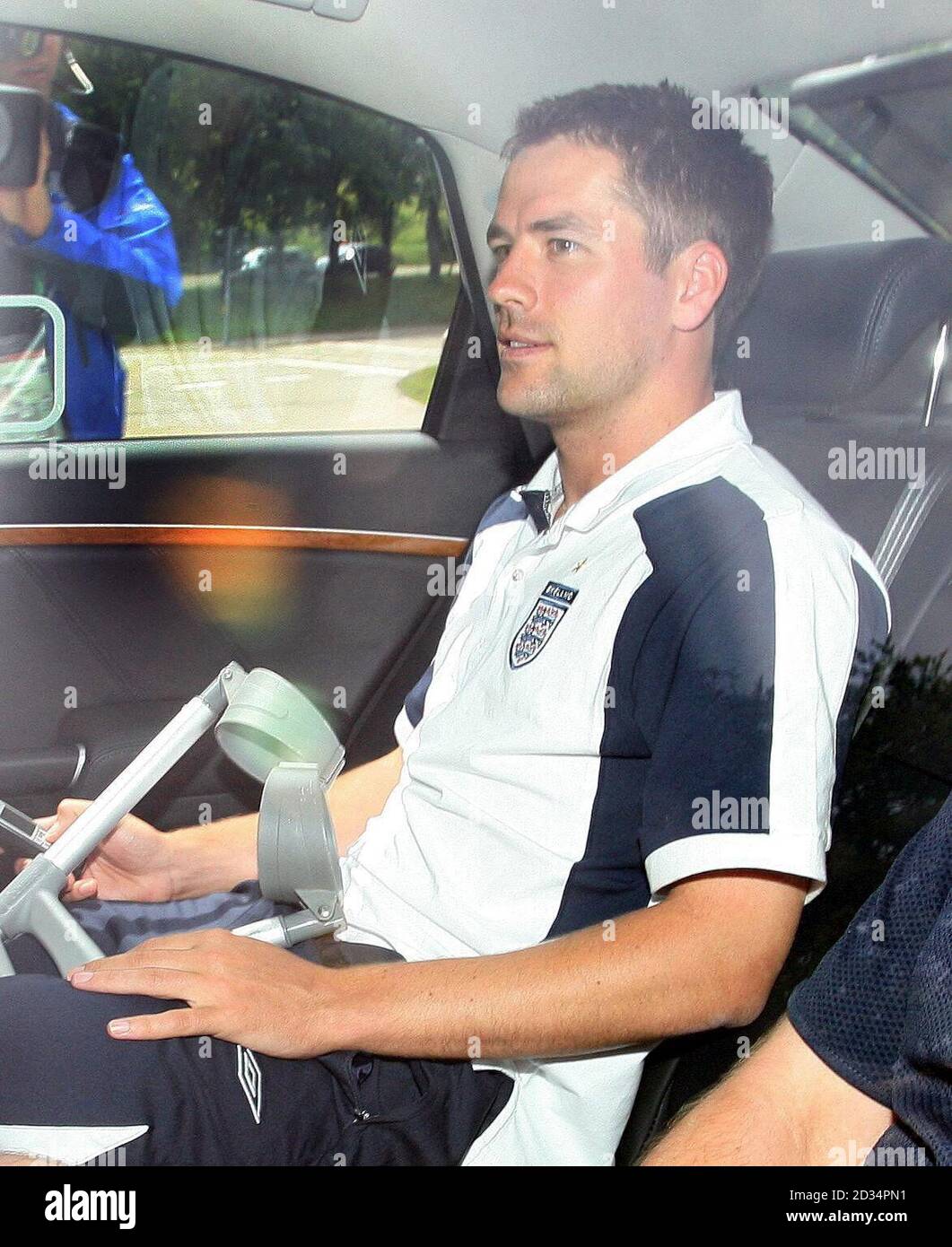 Michael Owen leaves the Max Grundig hospital at Buhlertal, near Baden-Baden, after having a scan on his knee which was injured during England's 2-2 draw with Sweden. Stock Photo