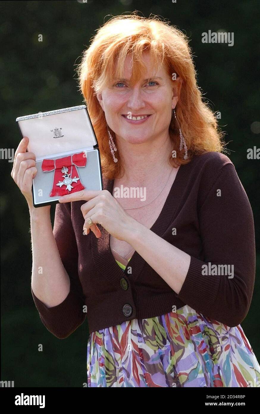 Former Fair Ground Attraction singer Eddi Reader holds her MBE in the grounds of Holyroodhouse, Edinburgh, after she was honoured by Britain's Queen Elizabeth II for services to industry in Scotland. Stock Photo