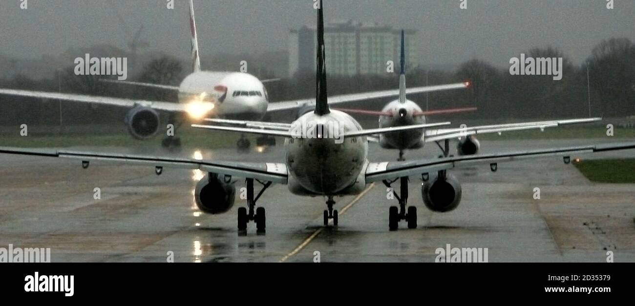 Aircraft queue in the train for a take-off slot at London's Heathrow ...