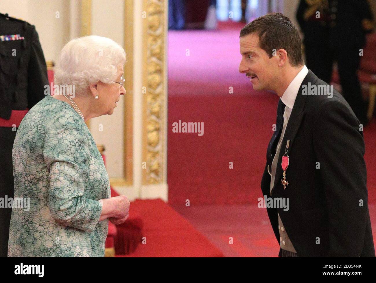 Edward 'Bear' Grylls from Ramsbury is made an OBE (Officer of the Order of the British Empire) by Queen Elizabeth II at Buckingham Palace. Stock Photo