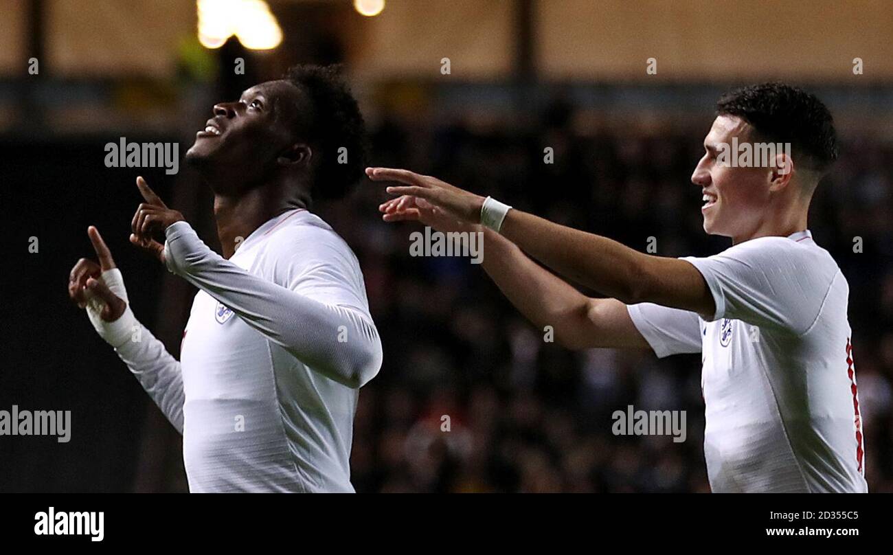 England's Callum Hudson-Odoi celebrates scoring his side's fourth goal of the game with team-mate Phil Foden during the UEFA Euro 2021 Under-21 Qualifying Group 3 match at Stadium MK, Milton Keynes. Stock Photo