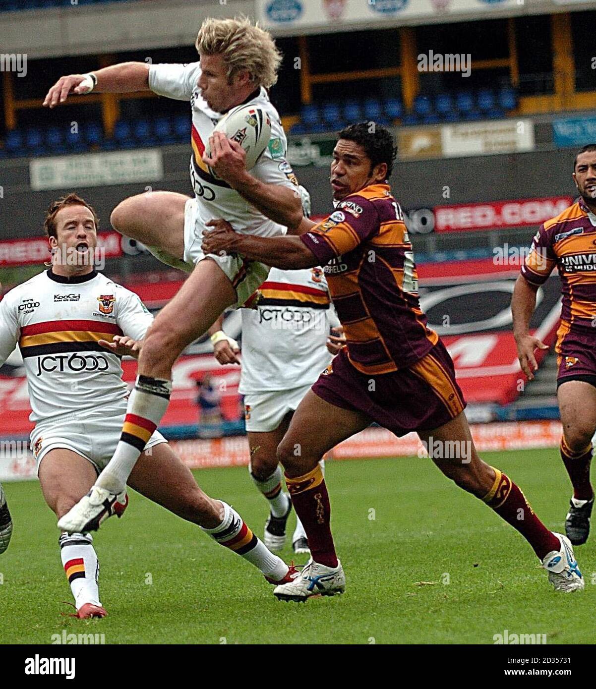 Bradford Bulls' Glenn Morrison catches the ball mid air under pressure from Huddersfield Giants' Rod Jensen during the Engage Super League match at the Galpharm Stadium, Huddersfield. Stock Photo