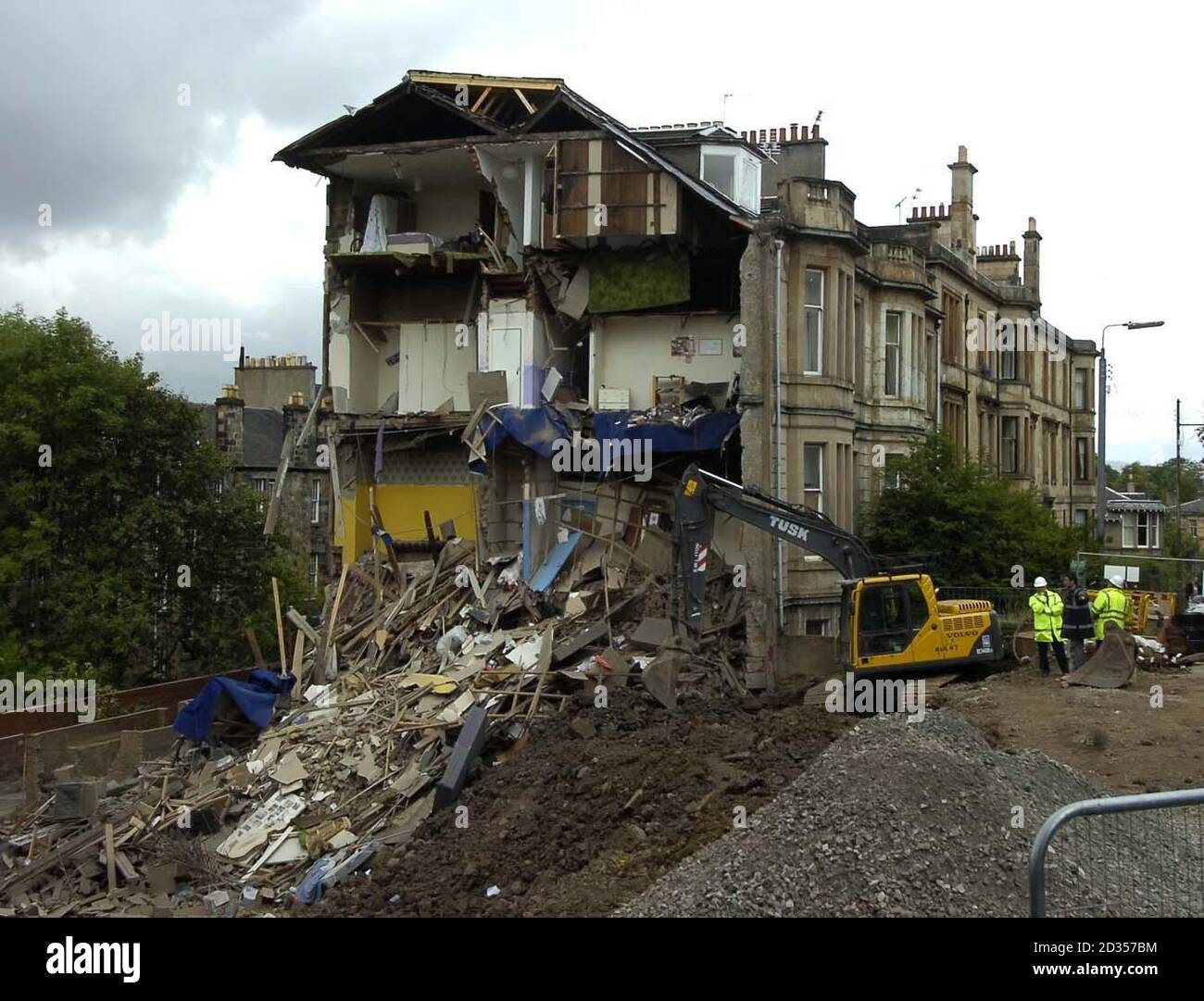 Body of man found after Pollokshields tenement fire - BBC News