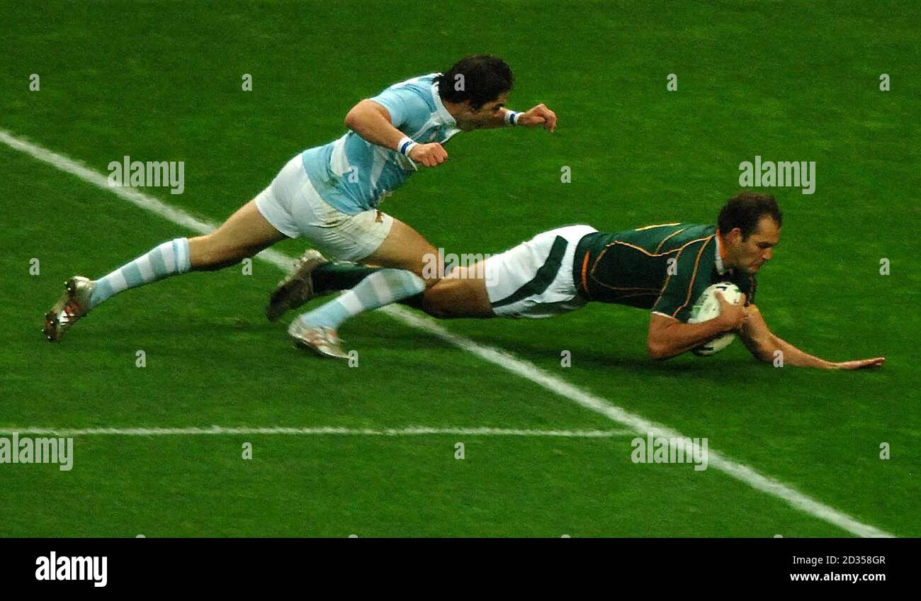 South Africa's Fourie Du Preez scores the opening try during the IRB Rugby World Cup Semi Final match at Stade de France, St Denis, France. Stock Photo