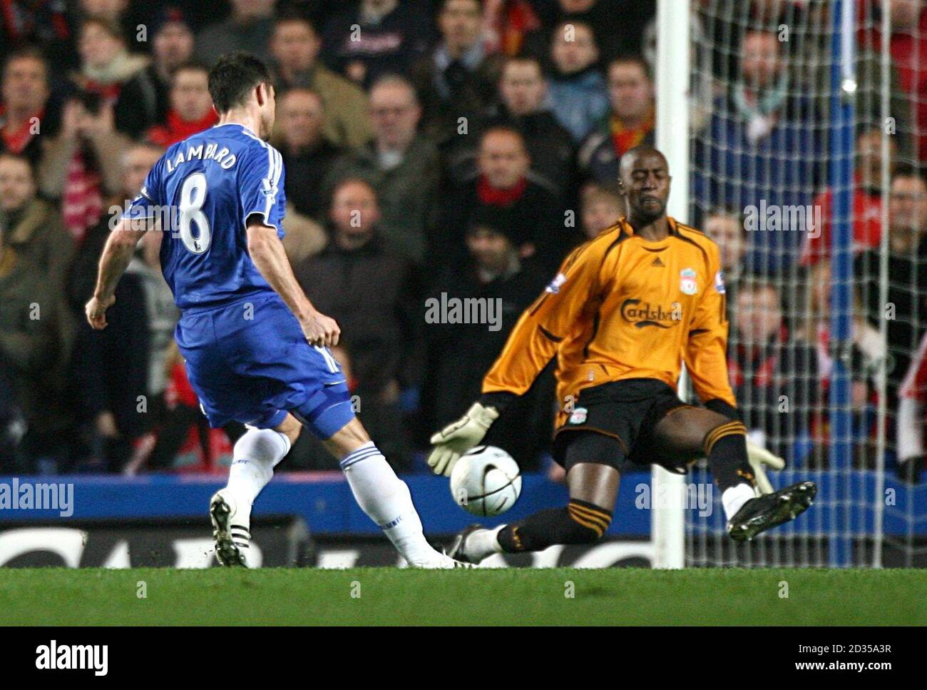 Liverpool goalkeeper Charles Itandje saves from Chelsea's Frank Lampard Stock Photo