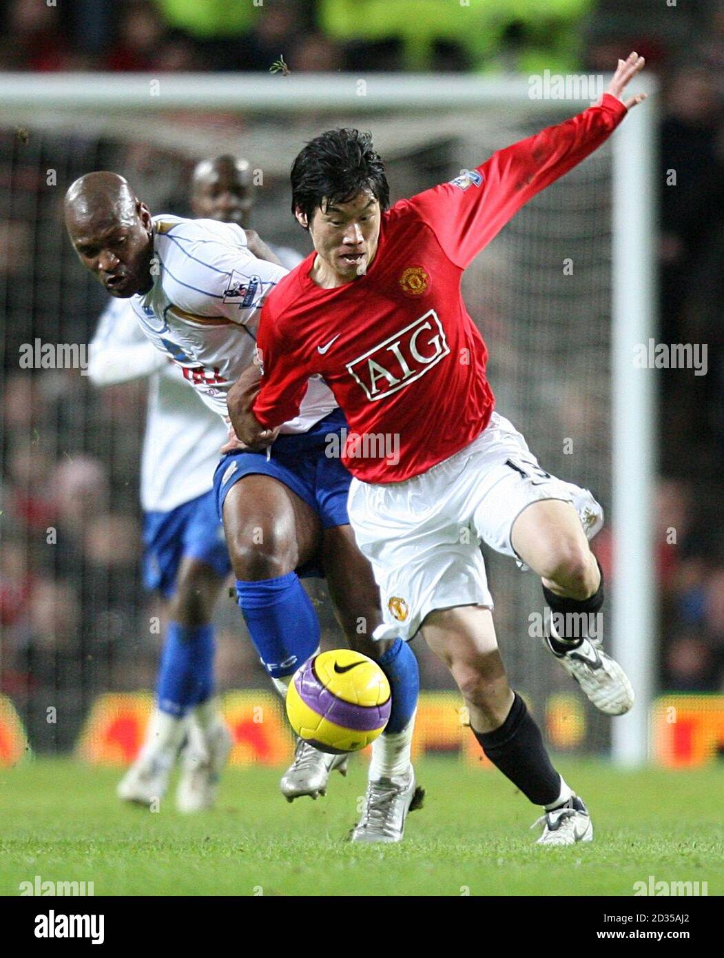 Ji-Sung Park, Manchester United (r) and Noe Pamarot, Portsmouth battle for the ball Stock Photo