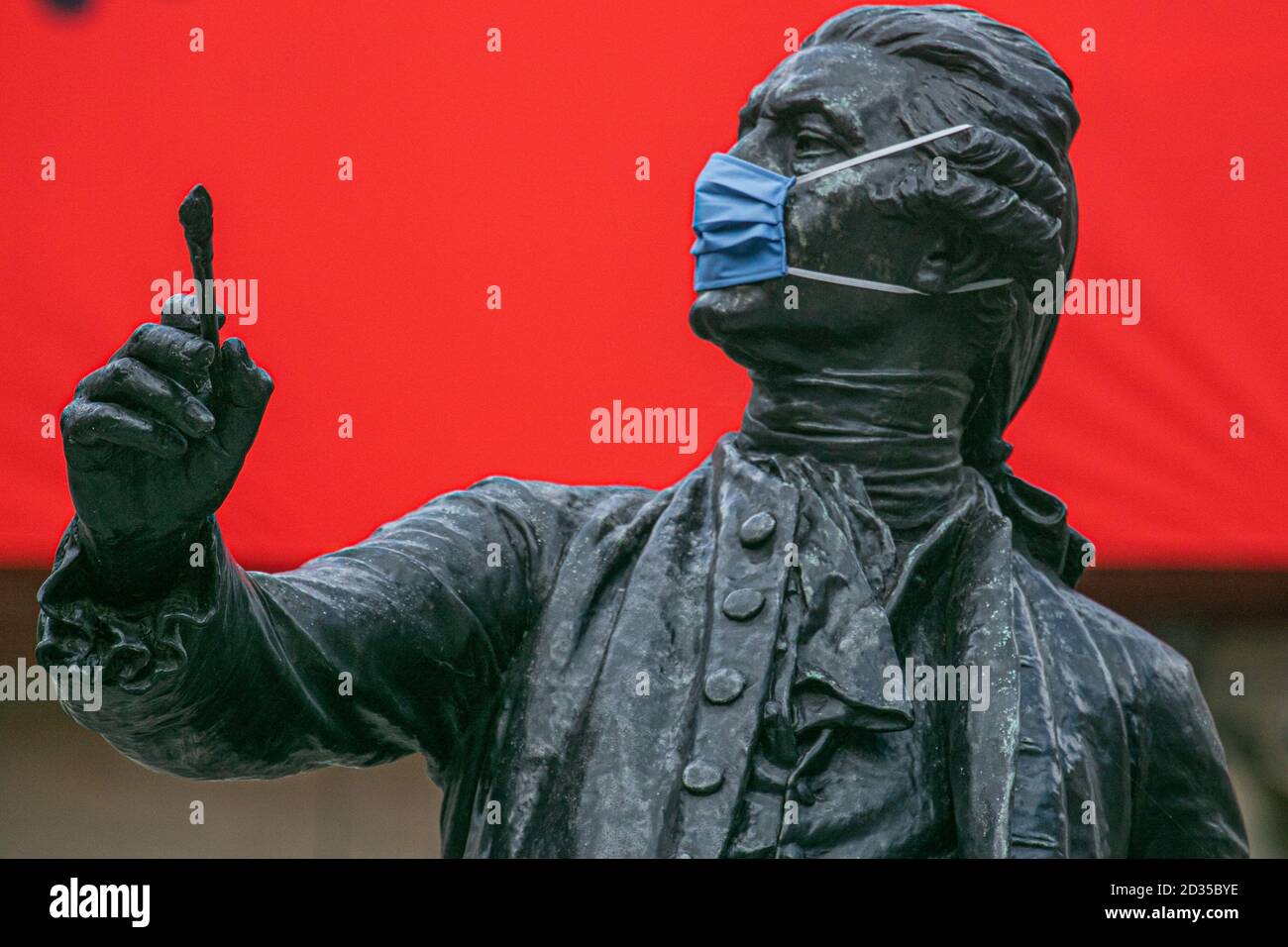 LONDON,UK 7 October 2020. A bronze statue of Sir Joshua Reynolds, (born Plympton, Devon, England 1723), wearing a protective facemask outside The Royal Academy of Arts (RA) Summer (Winter) Exhibition 2020, which was delayed due to the impact of the Coronavirus lockdown Credit: amer ghazzal/Alamy Live News Stock Photo