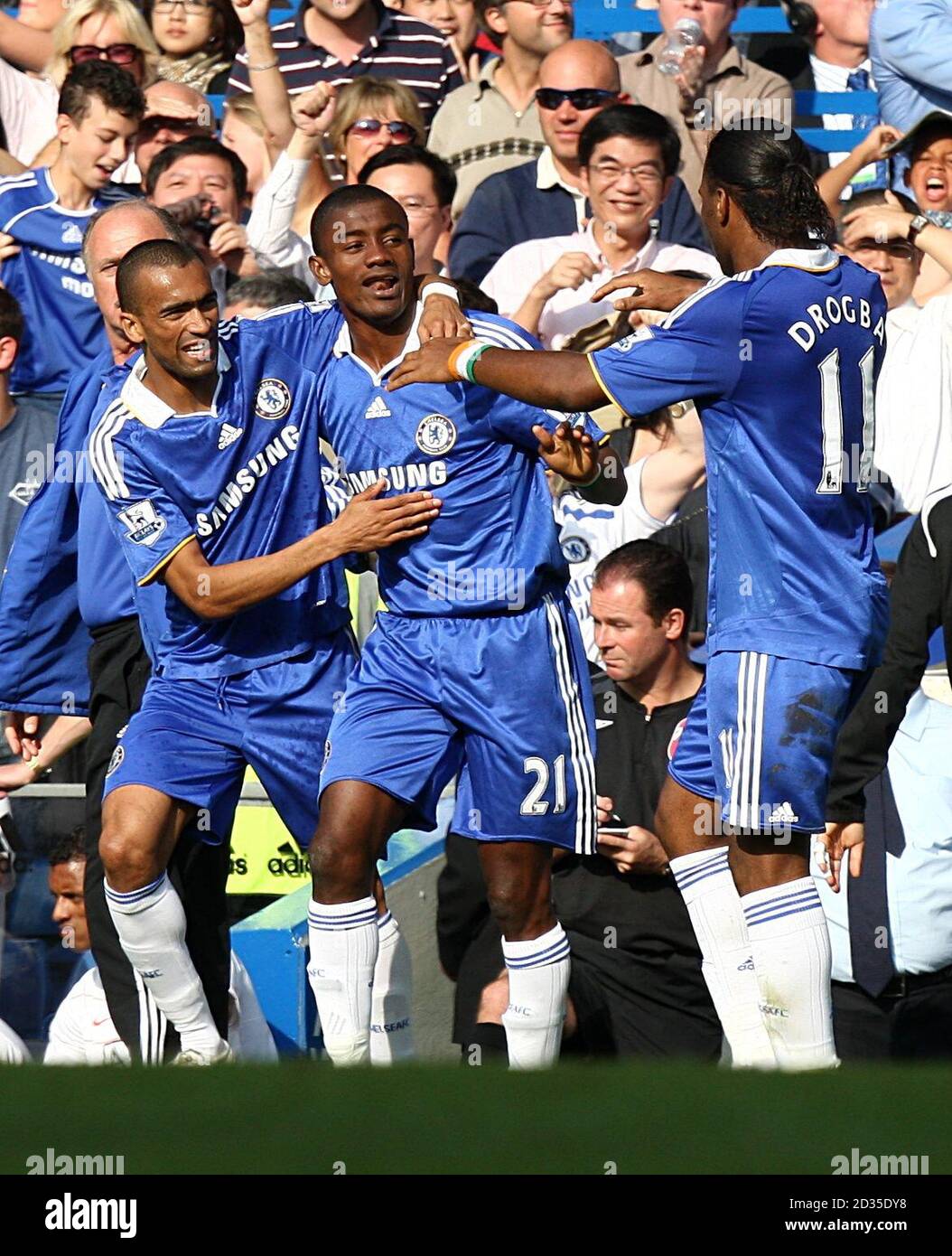 Chelsea's Salomon Kalou (c) celebrates scoring the equalising goal to make  it 1-1 Stock Photo - Alamy
