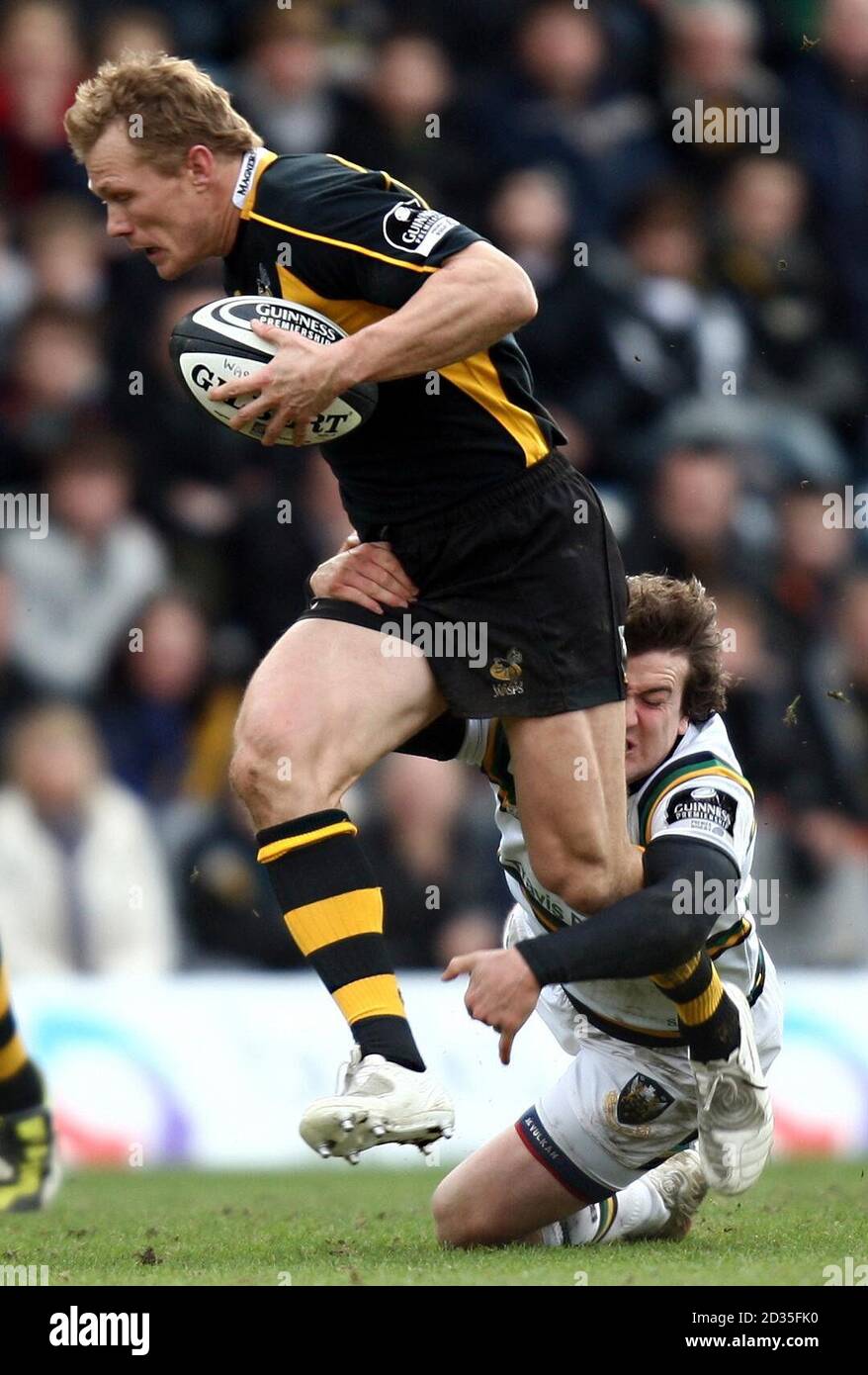 Rugbyu wasps full length tackling mangsm hires stock photography and