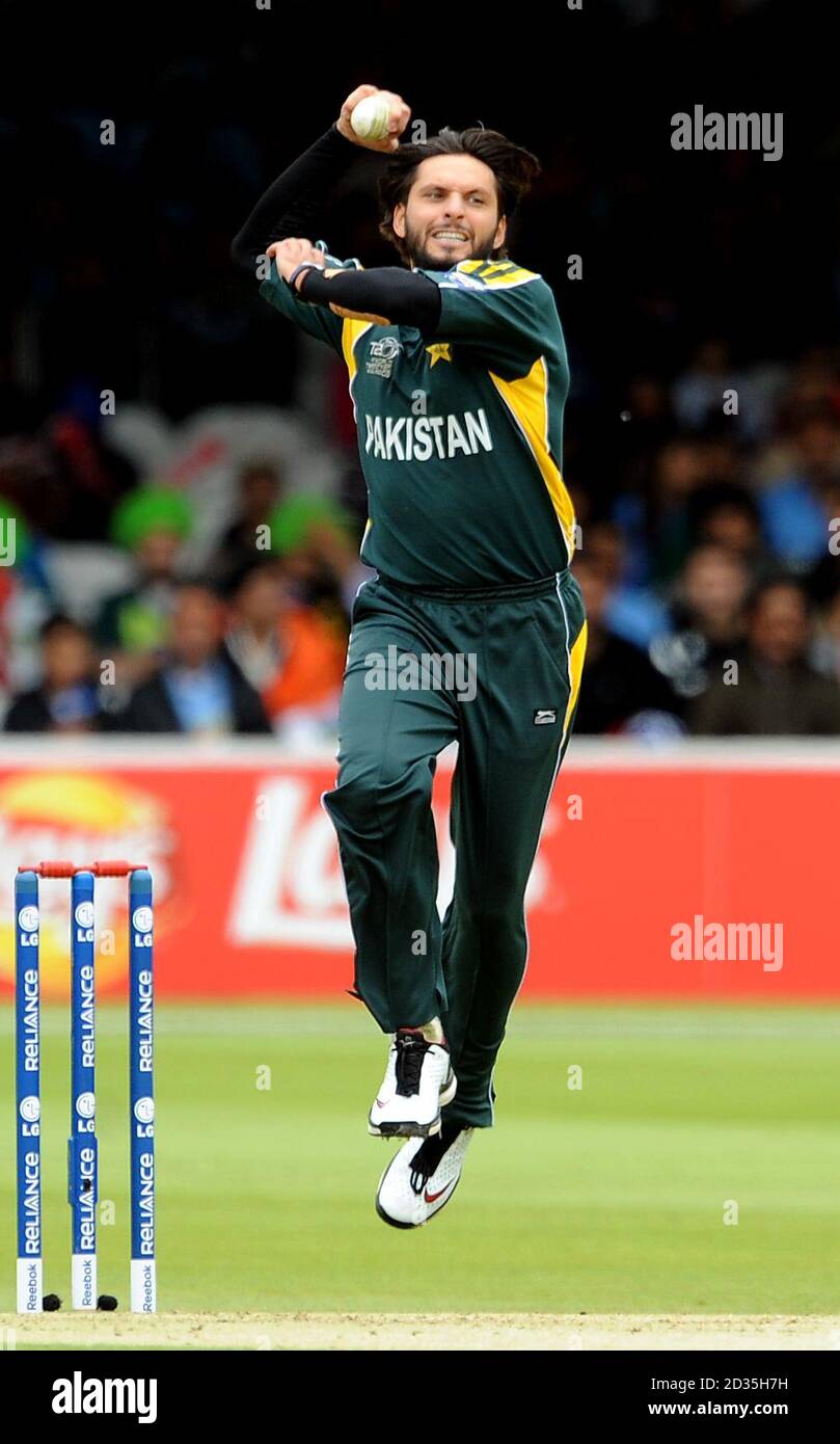 Pakistan's Shahid Afridi bowls against Sri Lanka Stock Photo - Alamy